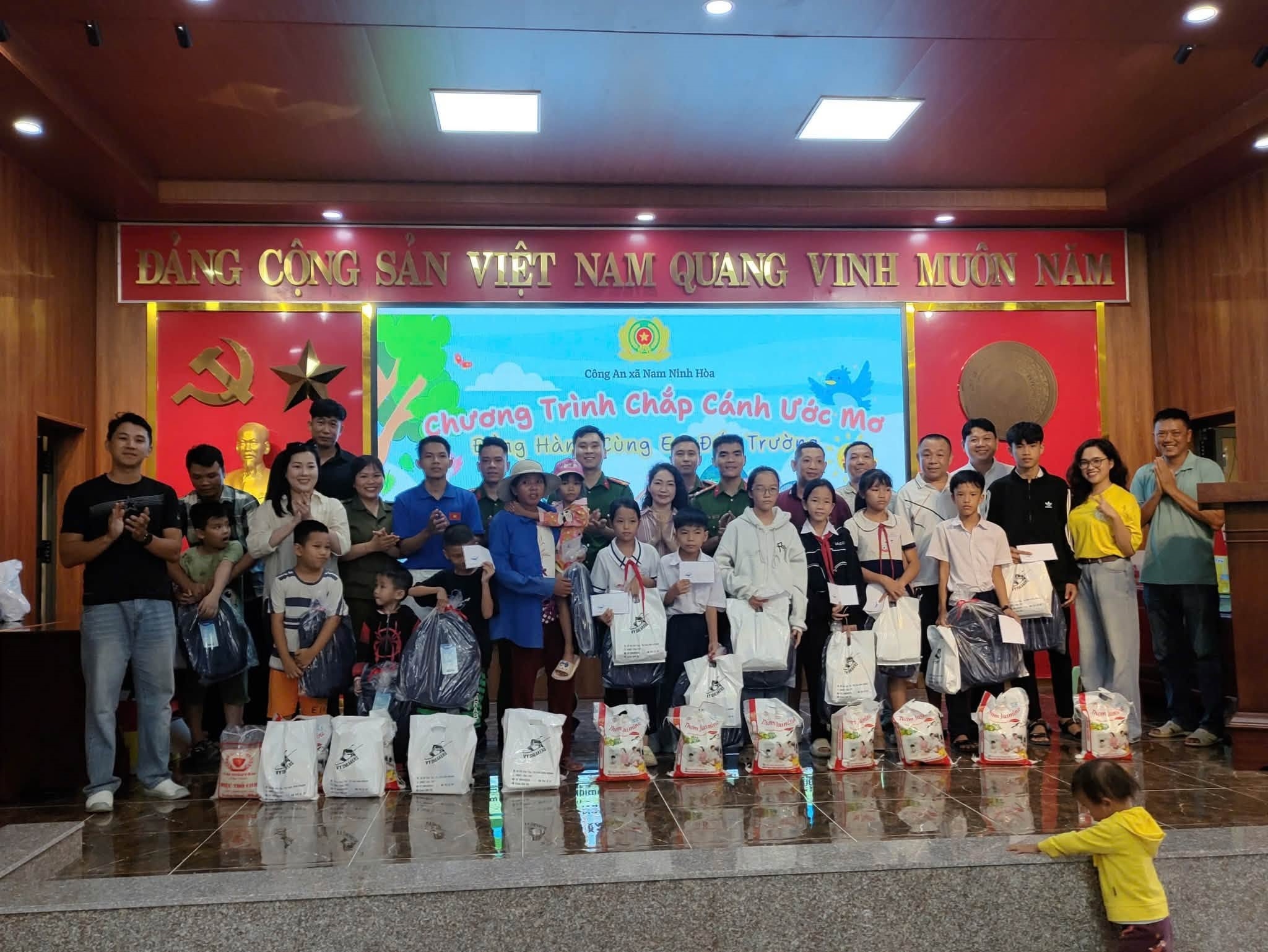Công an xã Nam Ninh Hòa tổ chức chương trình 
