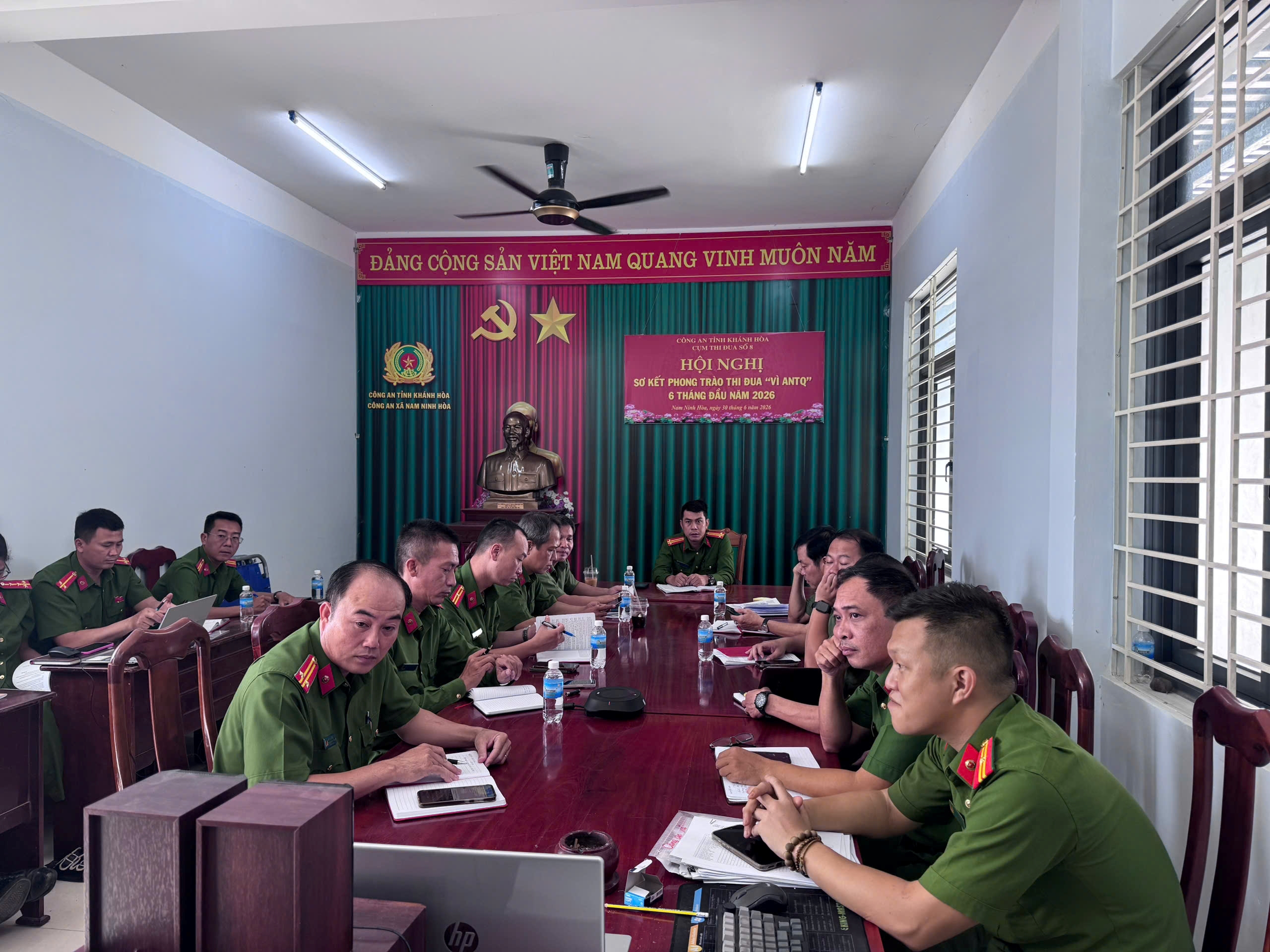 Cán bộ, đảng viên Công an xã Nam Ninh Hòa tham gia Hội nghị trực tuyến quán triệt, triển khai Nghị quyết Hội nghị lần thứ ba Ban Chấp hành Trung ương Đảng khóa XIV.