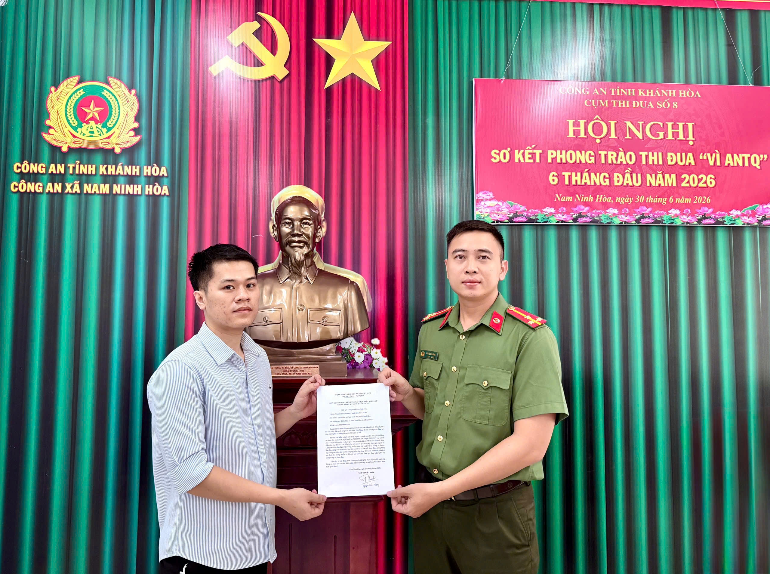 Công an xã Nam Ninh Hòa biểu dương tinh thần tình nguyện tham gia nghĩa vụ Công an Nhân dân năm 2027 của hai công dân trên địa bàn