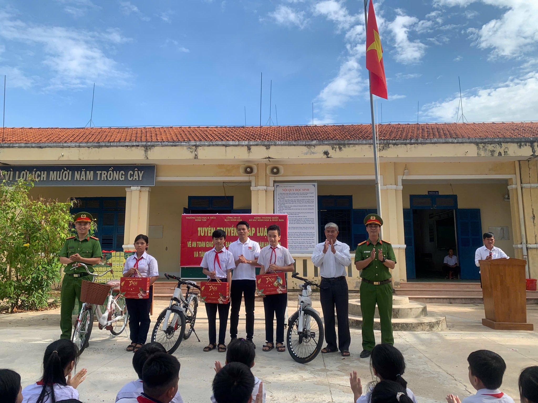 Công an xã Nam Ninh Hòa tổ chức tuyên truyền pháp luật và trao quà cho học sinh có hoàn cảnh khó khăn