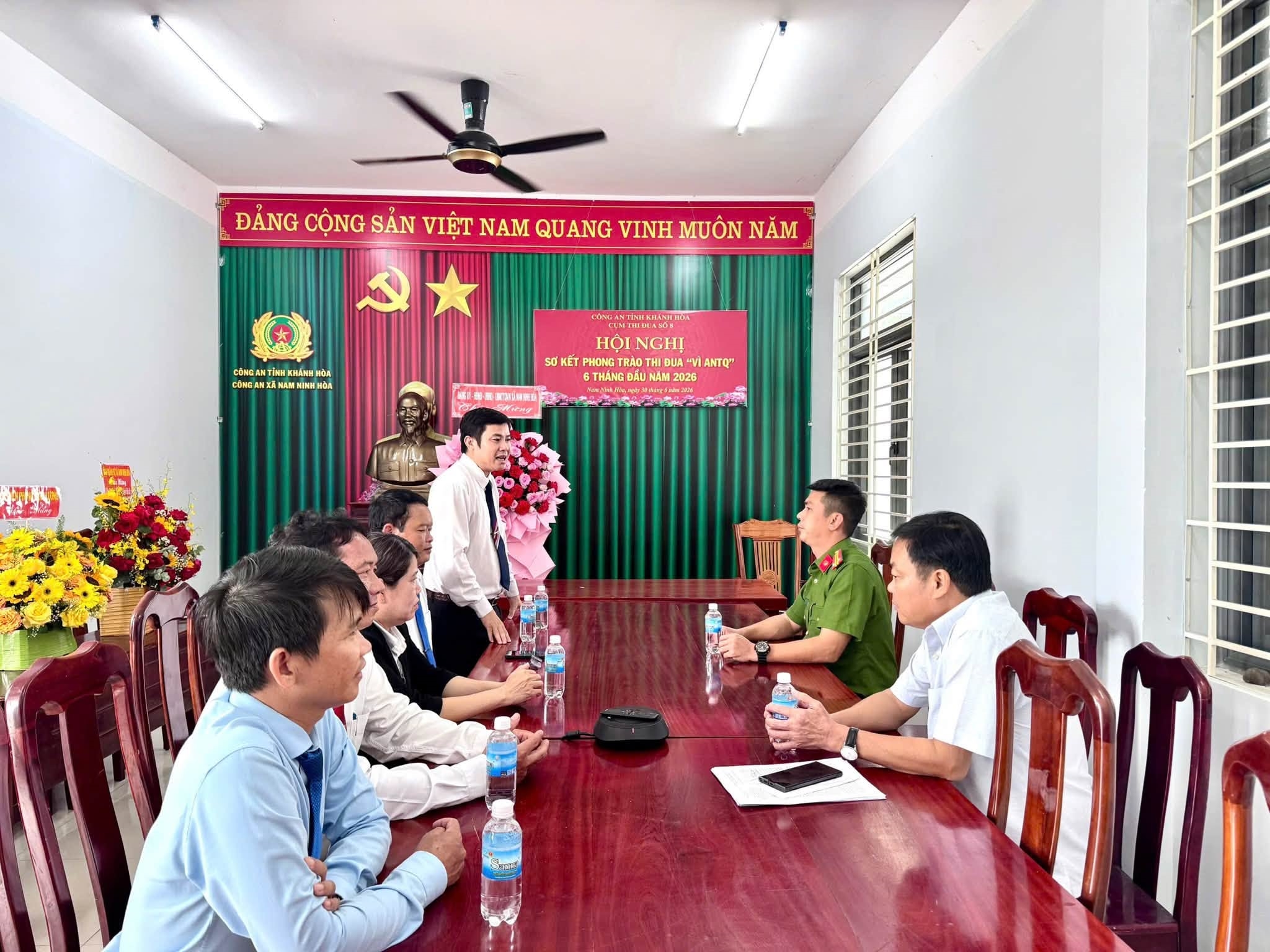 Lãnh đạo xã Nam Ninh Hòa thăm, chúc mừng Công an xã nhân dịp kỷ niệm 81 năm Ngày Truyền thống CAND