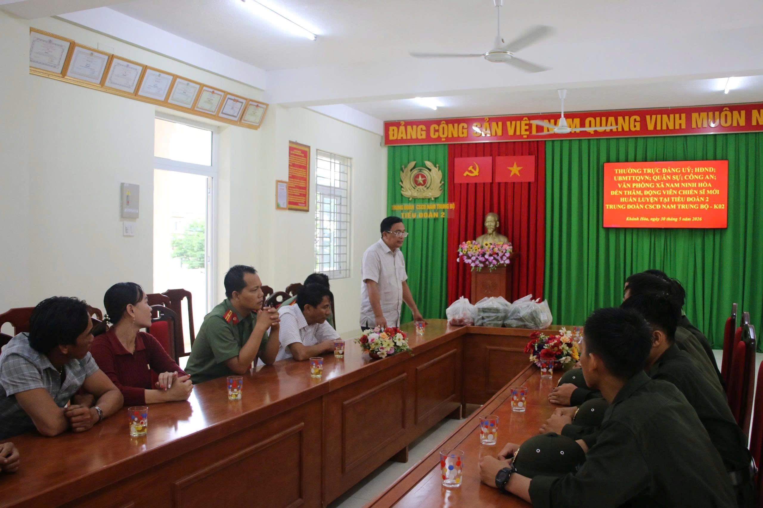 Nam Ninh Hòa tiếp sức chiến sĩ mới tại đơn vị huấn luyện
