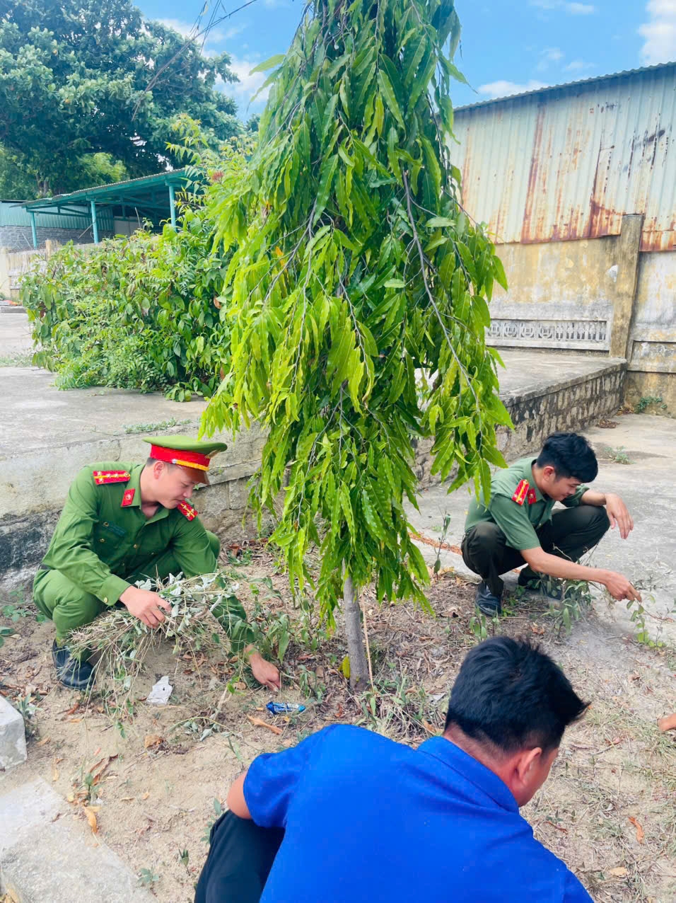 Chi đoàn Công an xã Ninh Hải tham gia triển khai Ngày cao điểm 