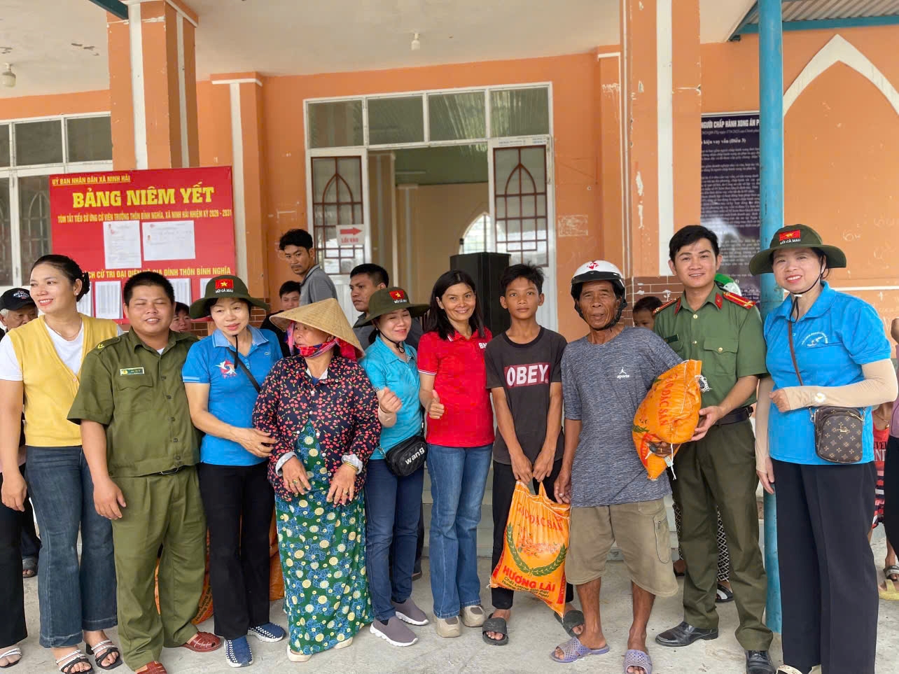 Công an xã Ninh Hải trao quà, sẻ chia cùng đồng bào Chăm thôn Bỉnh Nghĩa