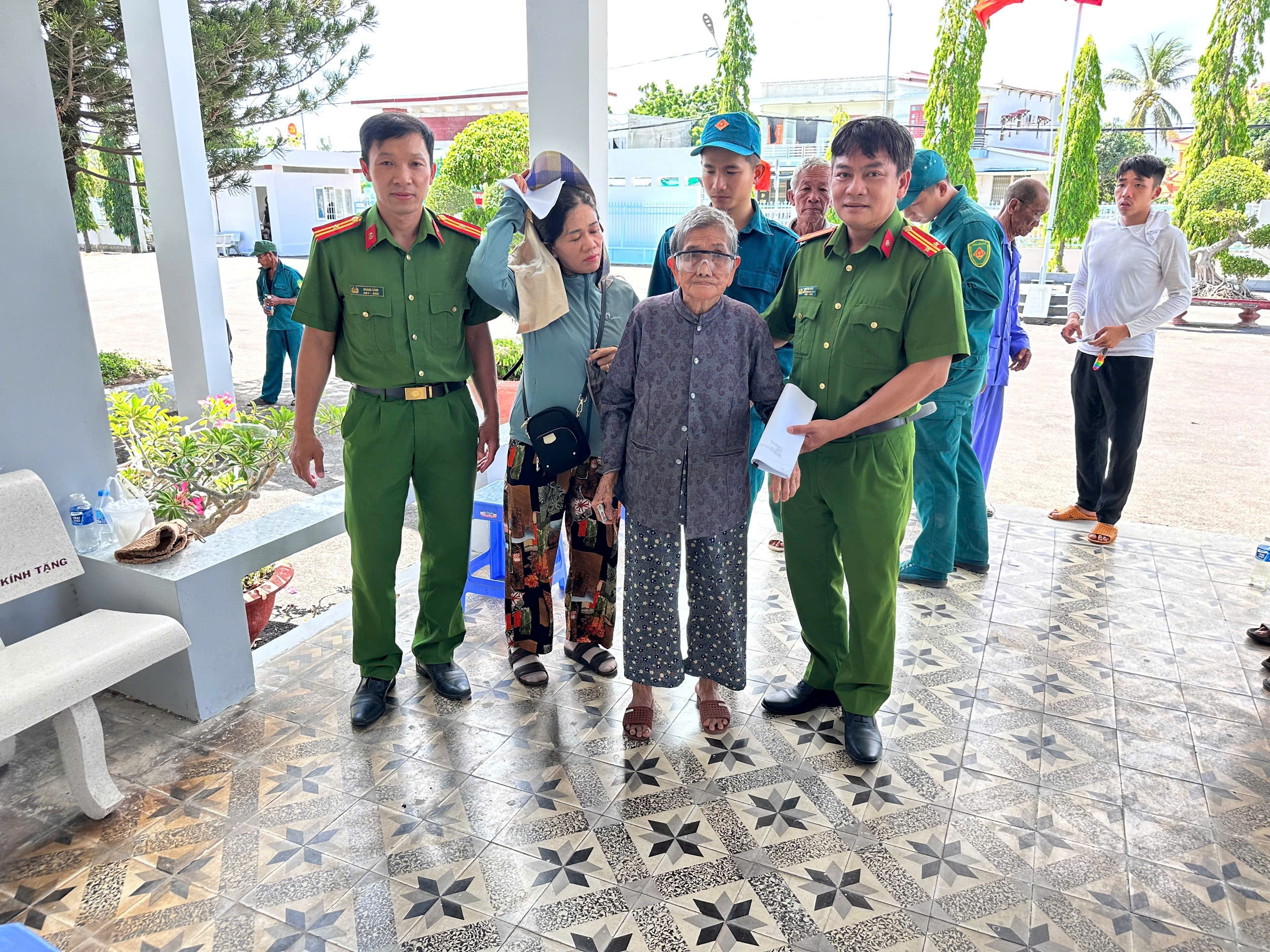 Công an xã Ninh Hải tích cực hỗ trợ thu nhận mẫu sinh phẩm ADN thân nhân Liệt sĩ chưa xác định được danh tính