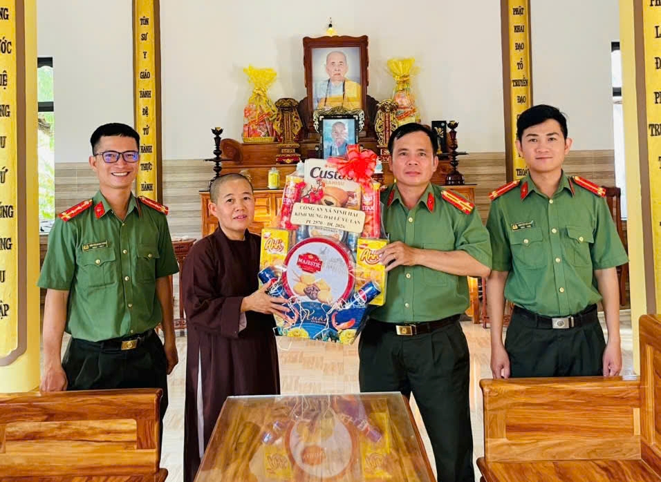 Công an xã Ninh Hải thăm, tặng quà các cơ sở Phật giáo nhân dịp Lễ Vu lan