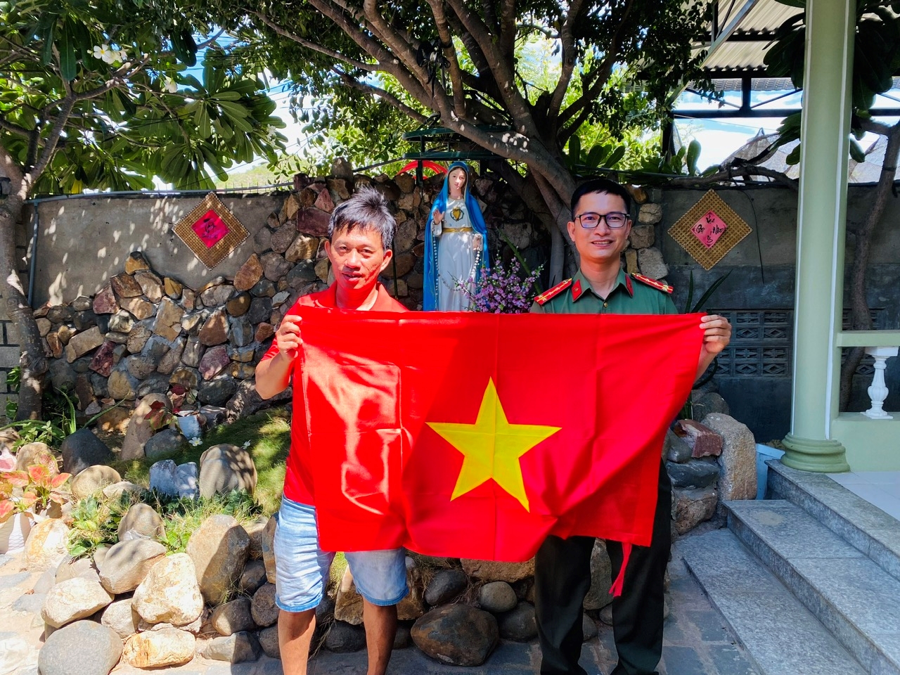 Công an xã Ninh Hải trao tặng cờ Tổ quốc, vận động nhân dân lan tỏa niềm tự hào dân tốc