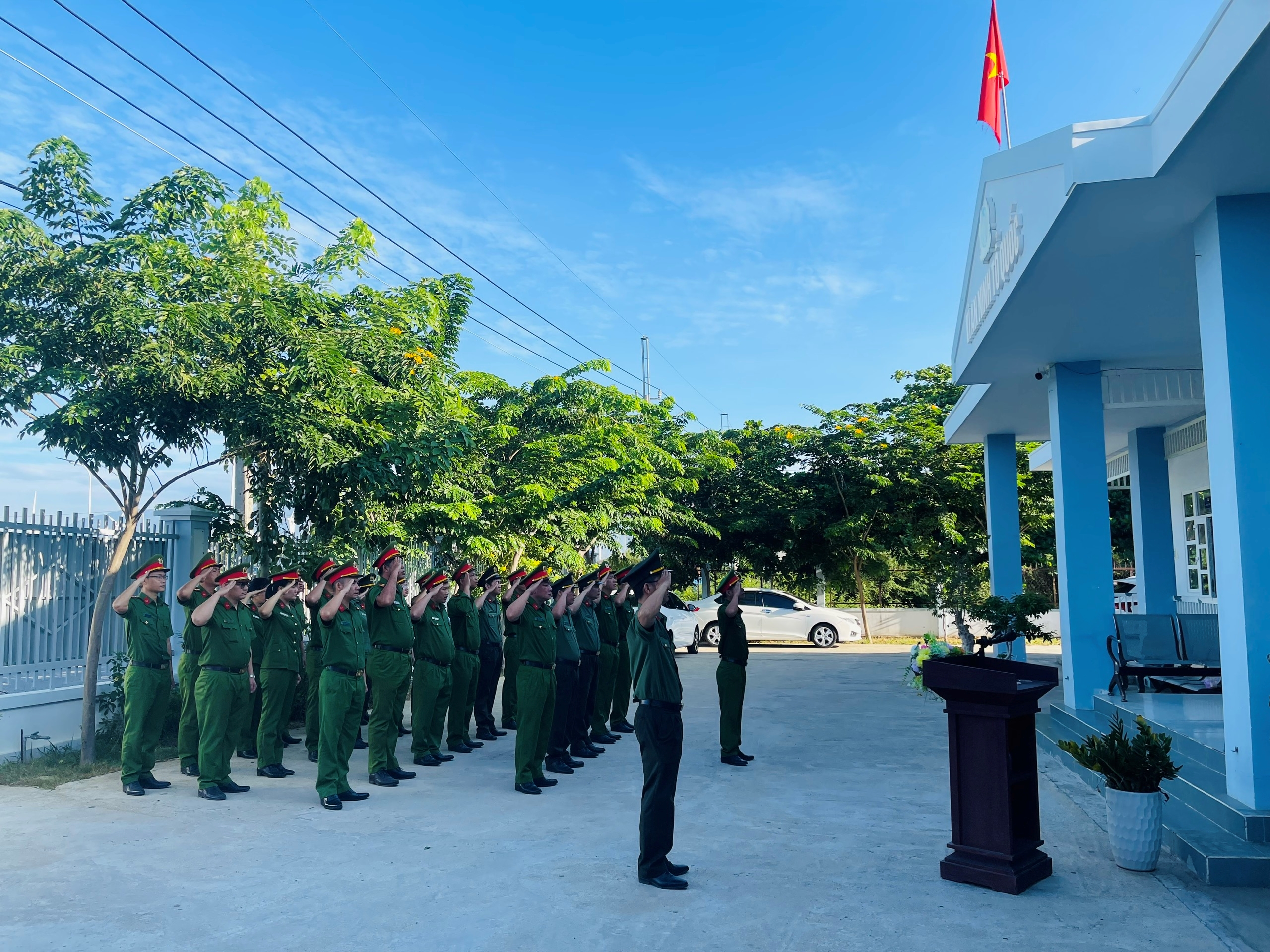 Công an xã Ninh Hải tổ chức chào cờ tháng 9 và quán triệt văn bản đảng cấp trên