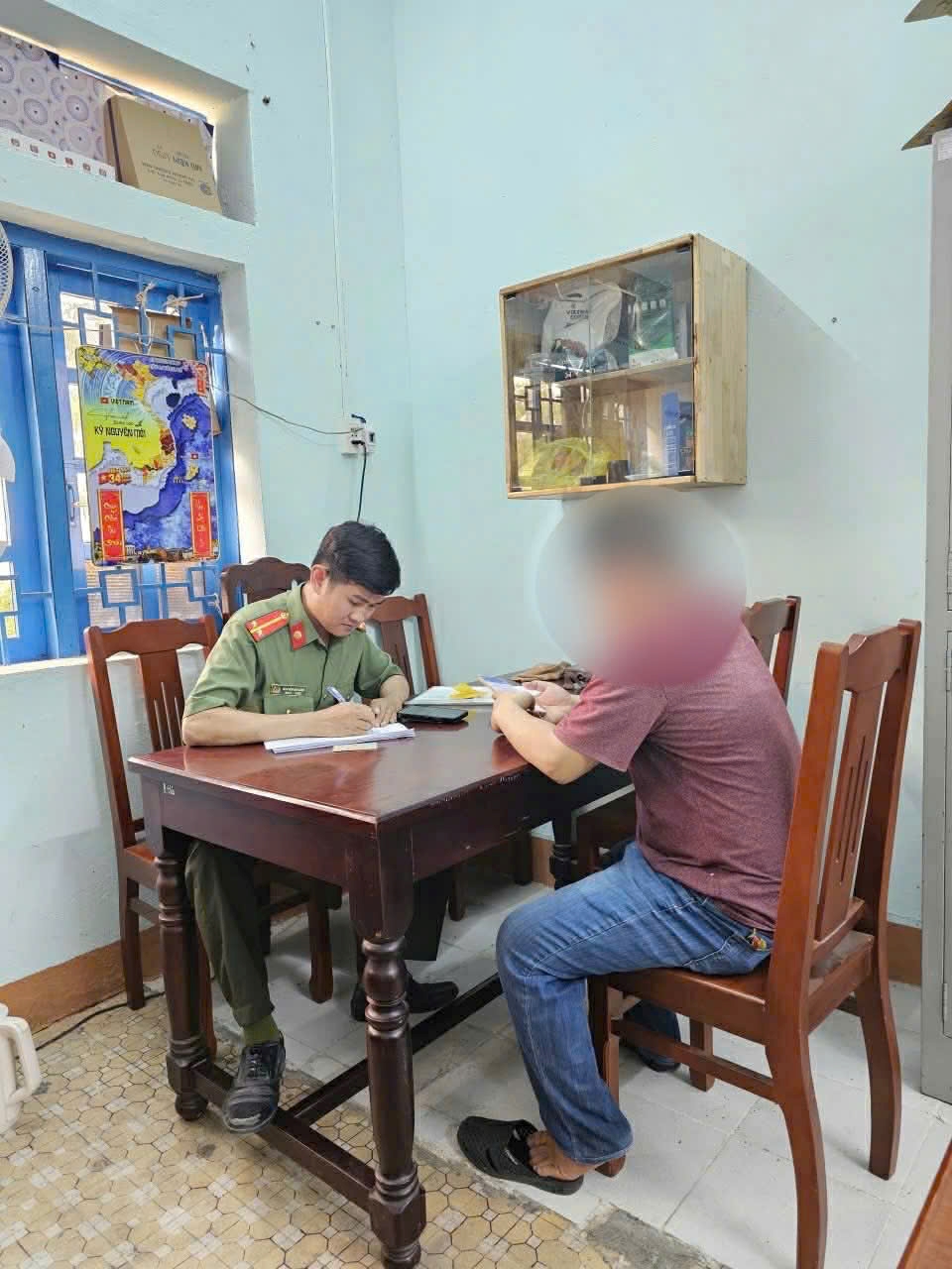 Công an xã Ninh Hải làm việc với các trường hợp tương tác với trang mạng xã hội có nội dung kích động, chống phá