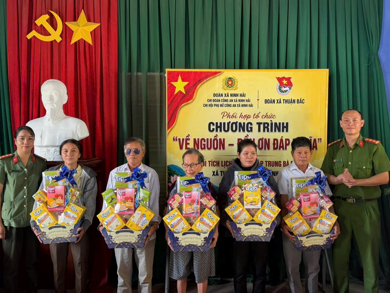 Chi đoàn và Chi hội phụ nữ Công an xã Ninh Hải tổ chức chương trình về nguồn 