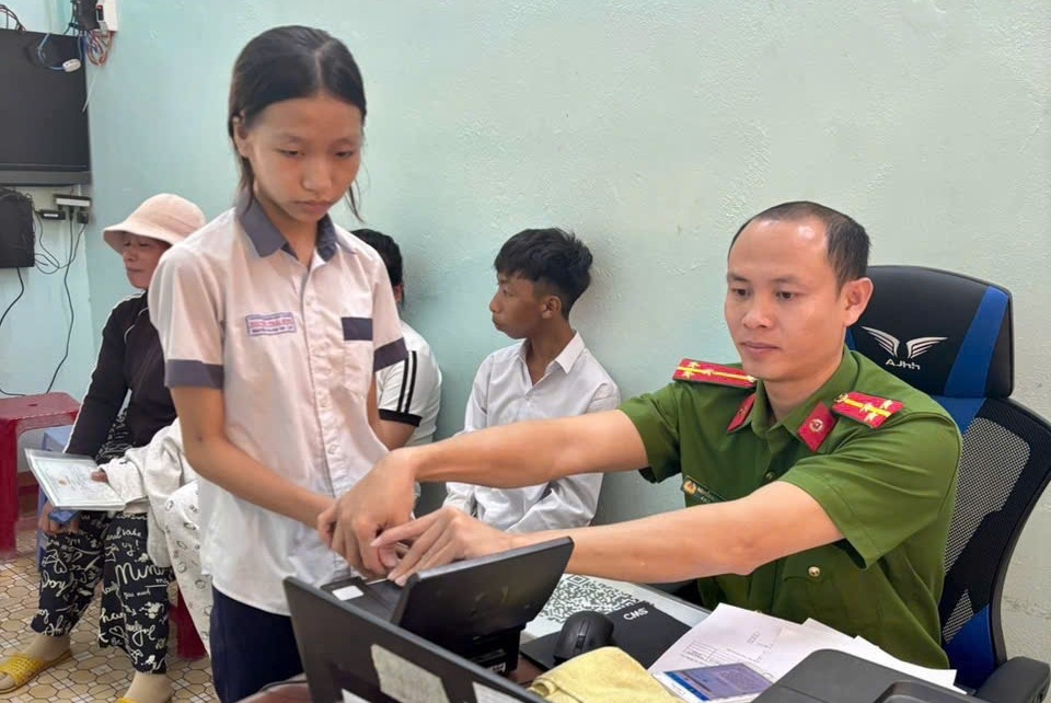 Công an xã Ninh Hải khẩn trương cấp Căn cước, định danh điện tử cho học sinh trước kỳ thi tốt nghiệp