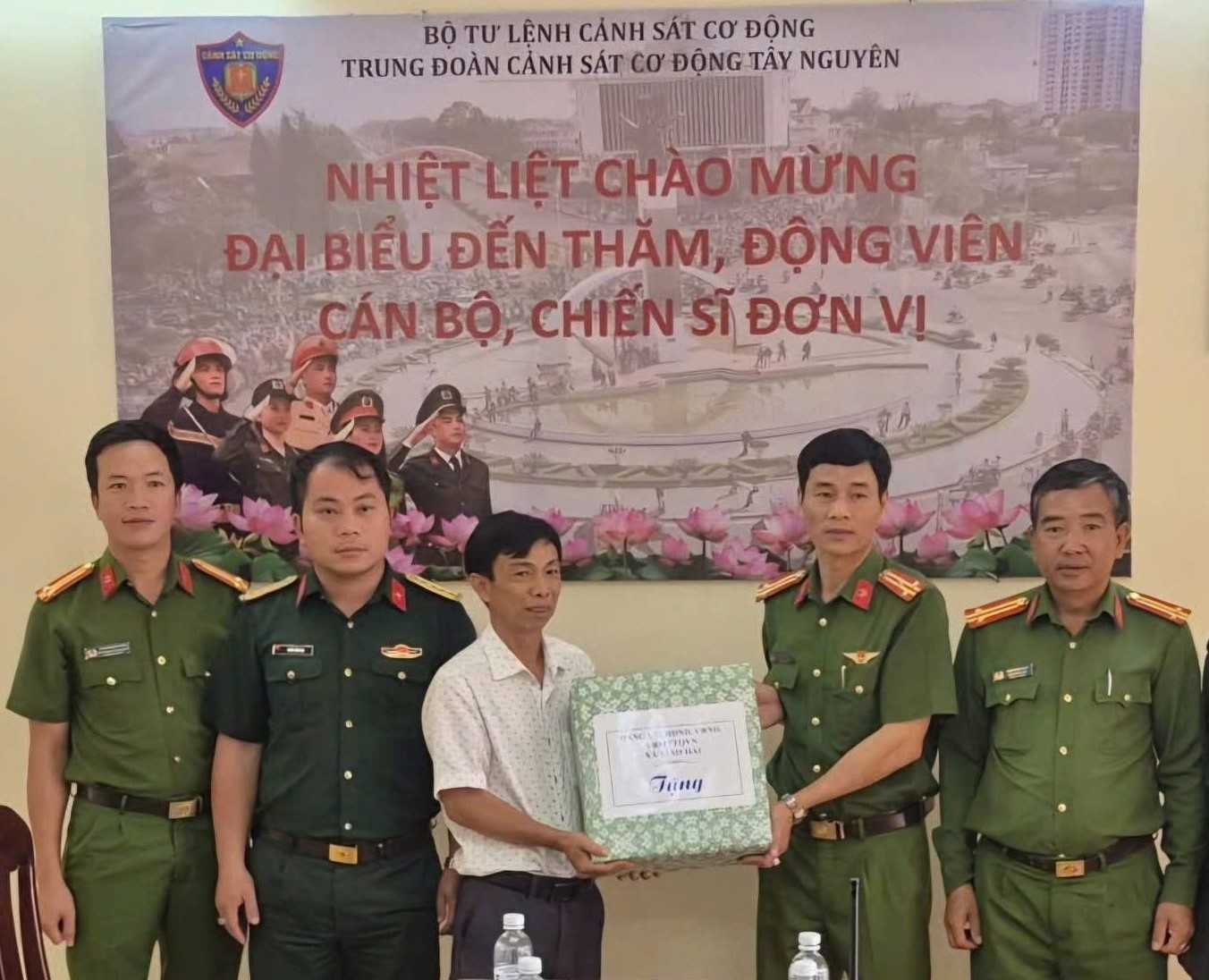 Xã Ninh Hải tổ chức thăm, động viên chiến sĩ thực hiện nghĩa vụ tham gia Công an nhân dân năm 2026