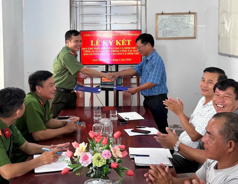 Xã Ninh Hải tổ chức ký kết quy chế phối hợp giữa Công an xã Ninh Hải và Ban quản lý Cảng cá Ninh Chử