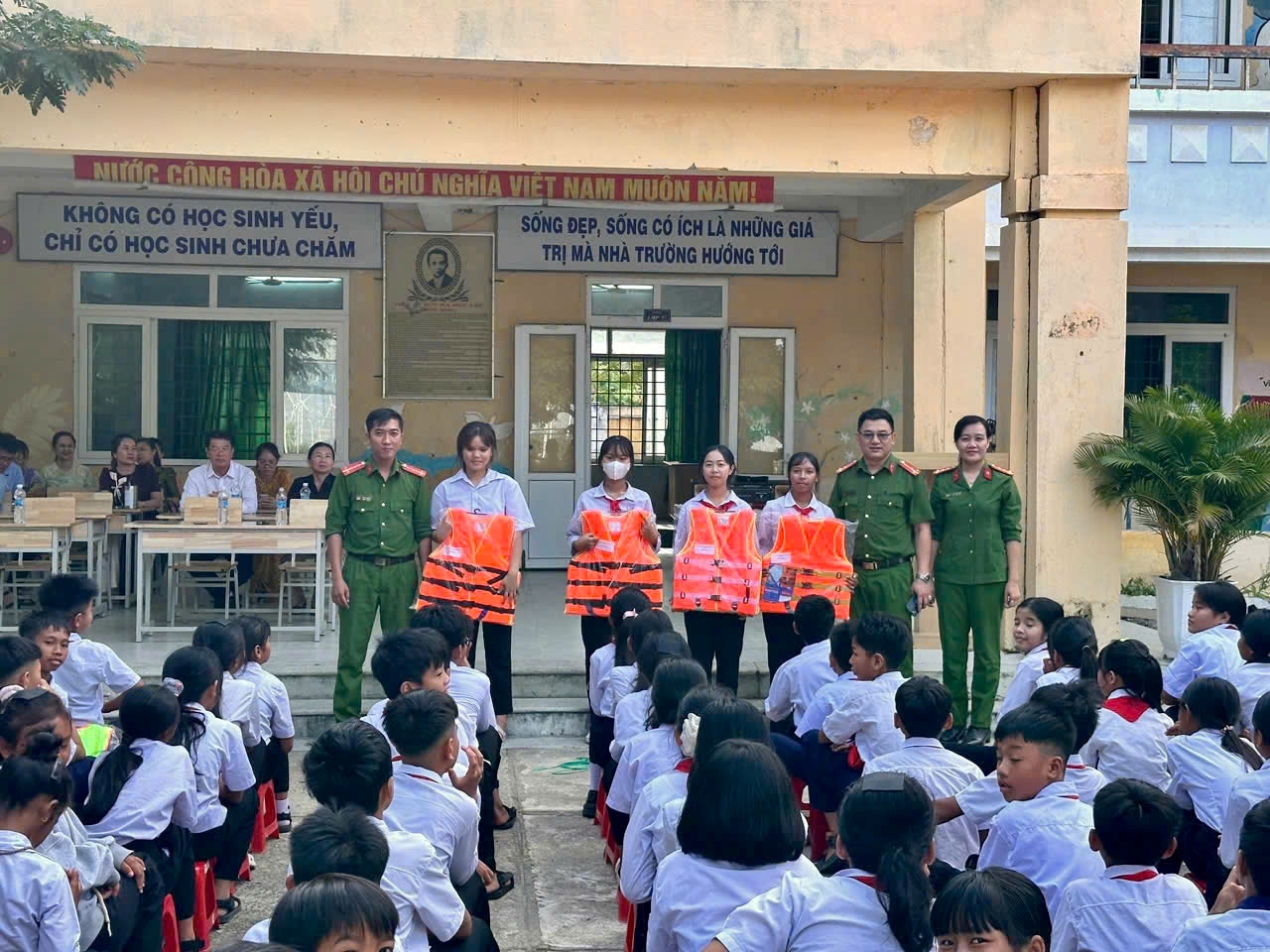 Công an xã Ninh Hải tổ chức tuyên truyền pháp luật về an toàn giao thông và phòng, chống tai nạn đuối nước trong dịp hè năm 2026