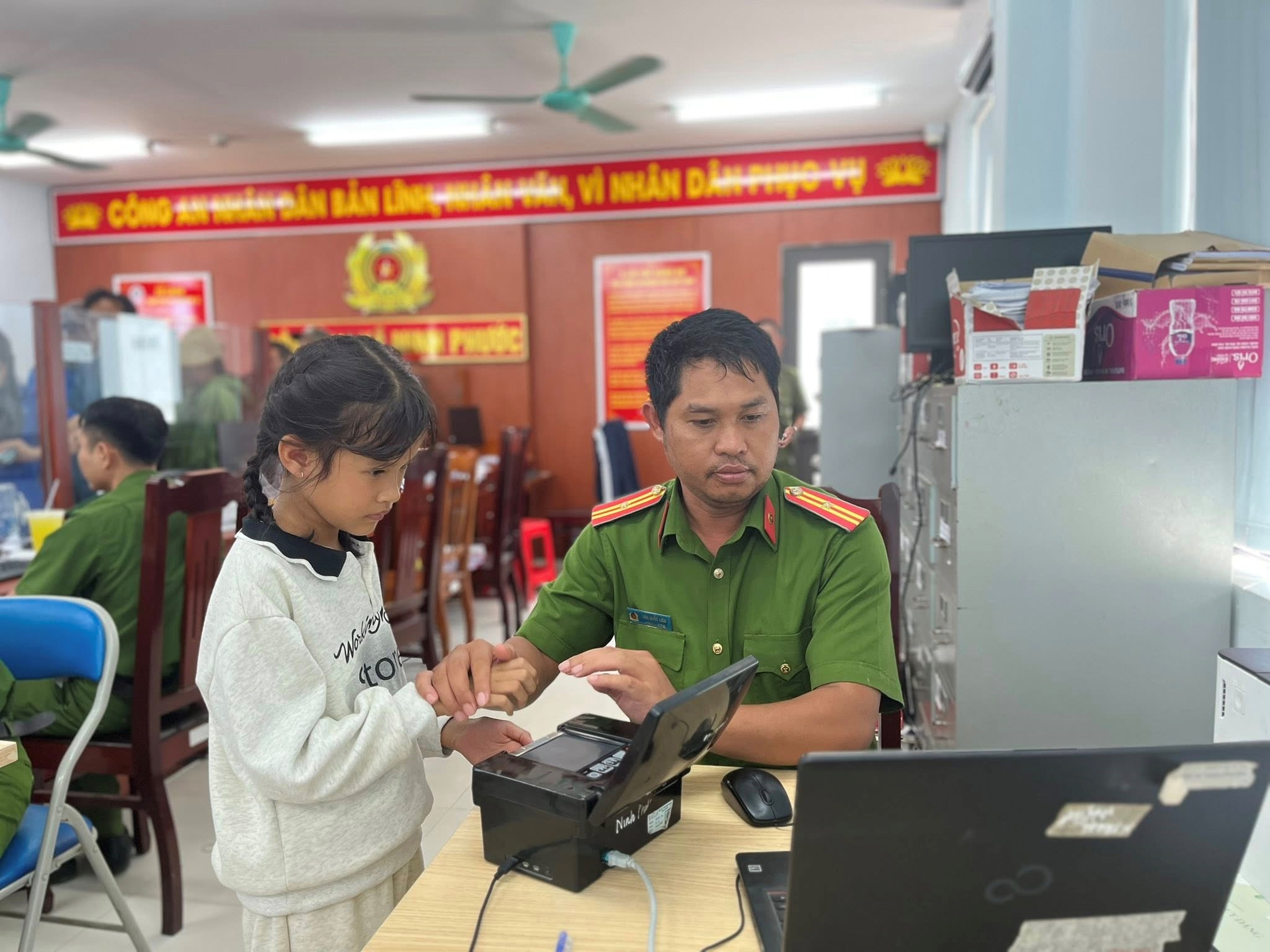 Công an xã Ninh Phước tiếp tục đẩy mạnh cấp căn cước công dân, tài khoản định danh điện tử mức độ 2 và hỗ trợ kích hoạt định danh điện tử cho trẻ từ 6 đến dưới 14 tuổi