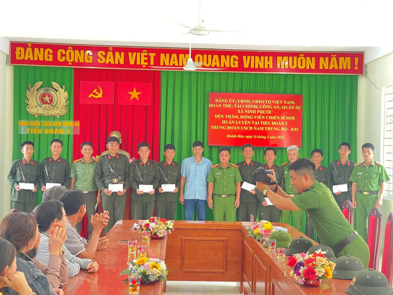 Đoàn công tác xã Ninh Phước thăm hỏi, động viên các chiến sĩ mới đang tham gia huấn luyện tại Trung đoàn Cảnh sát cơ động Nam Trung Bộ