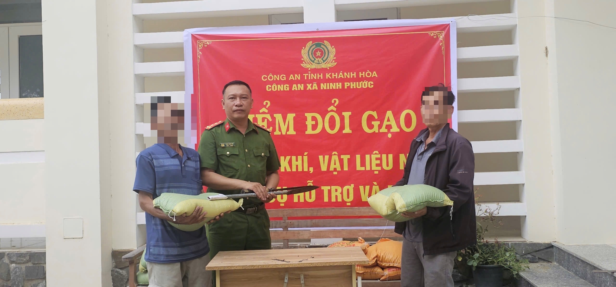 Công an xã Ninh Phước: “Đổi vũ khí, vật liệu nổ, công cụ hỗ trợ và pháo lấy gạo”