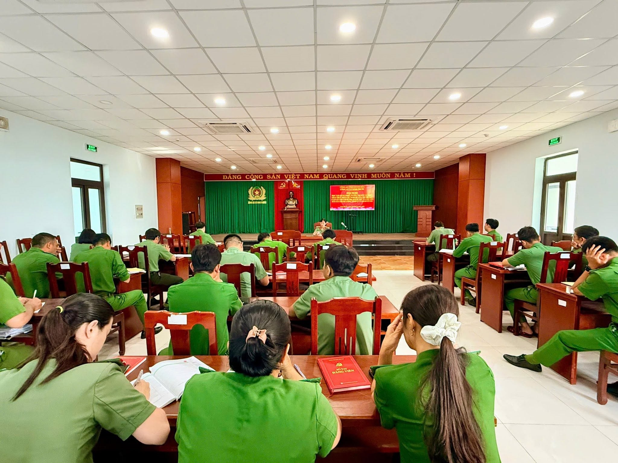 Công an xã Ninh Phước tổ chức hội nghị học tập, quán triệt, tuyên truyền và triển khai thực hiện các nghị quyết, chỉ thị của Trung ương, Tỉnh ủy và Đảng ủy xã