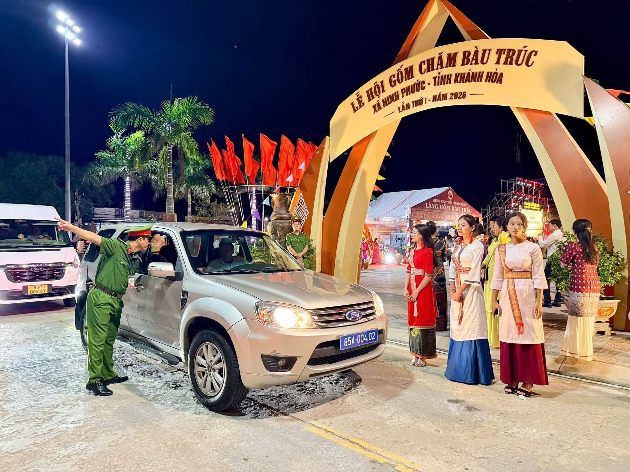 Công an xã Ninh Phước: Gần dân, vì dân góp phần để Lễ hội trọn niềm vui