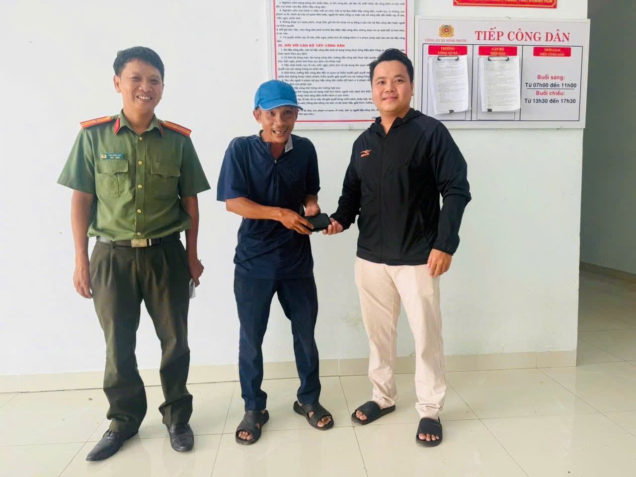 Công an xã Ninh Phước trao trả tài sản cho người dân