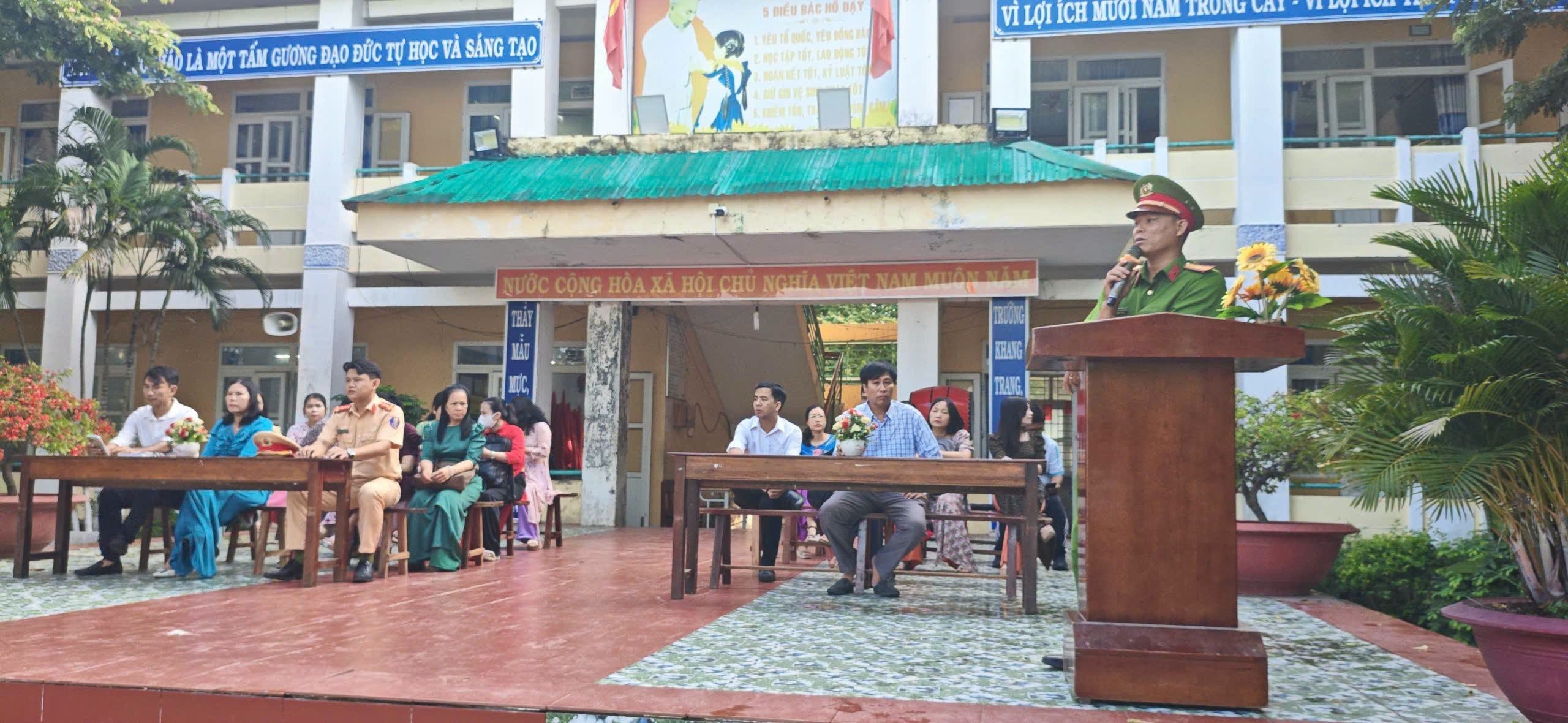 Công an xã Ninh Phước phối hợp tuyên truyền pháp luật, kỹ năng lái xe an toàn cho học sinh