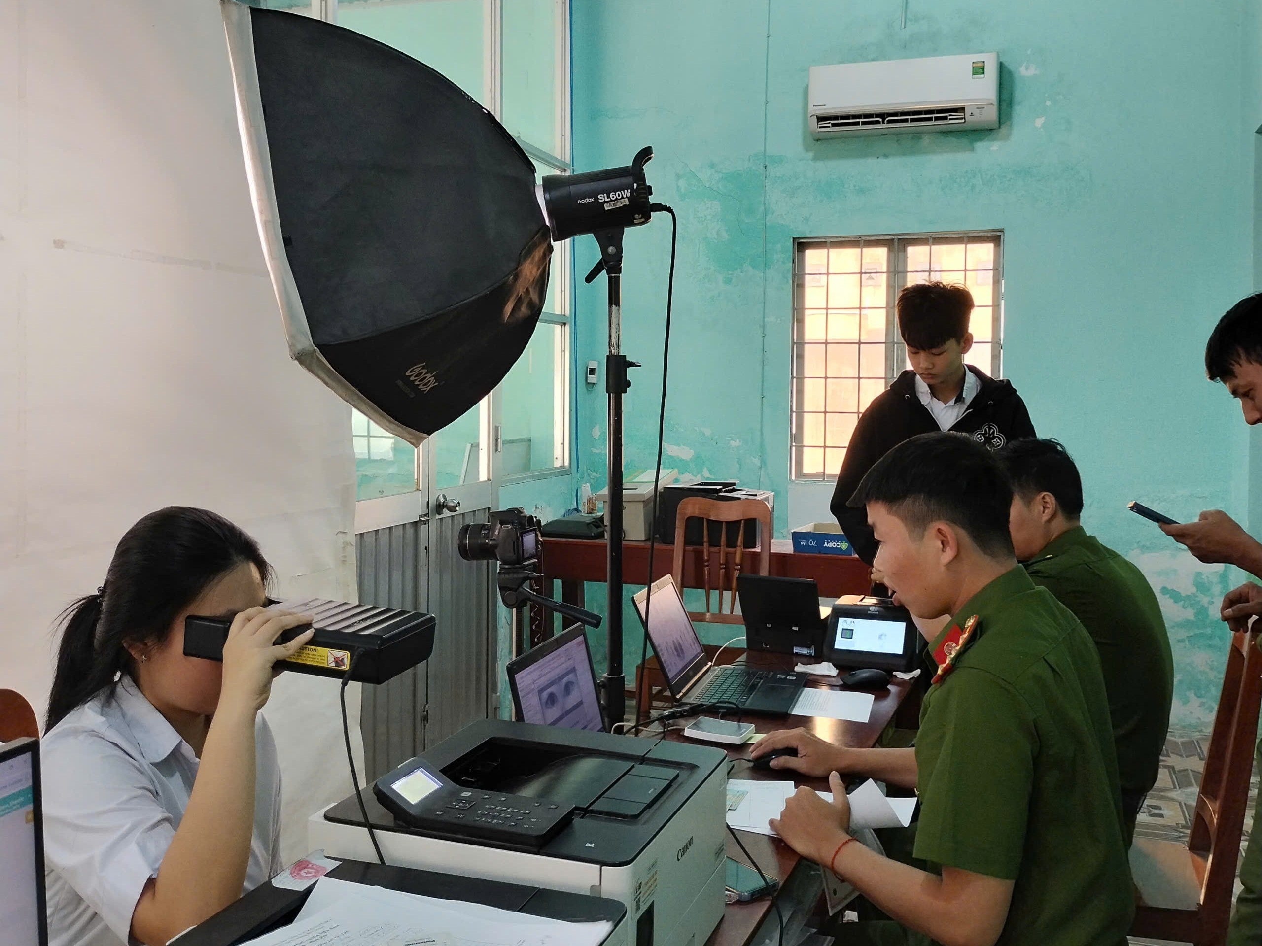 Công an xã Ninh Sơn đẩy mạnh cấp Căn cước ngoài giờ hành chính và ngày cuối tuần cho học sinh nhằm phục vụ tốt kỳ thi tốt nghiệp THCS, THPT năm 2026