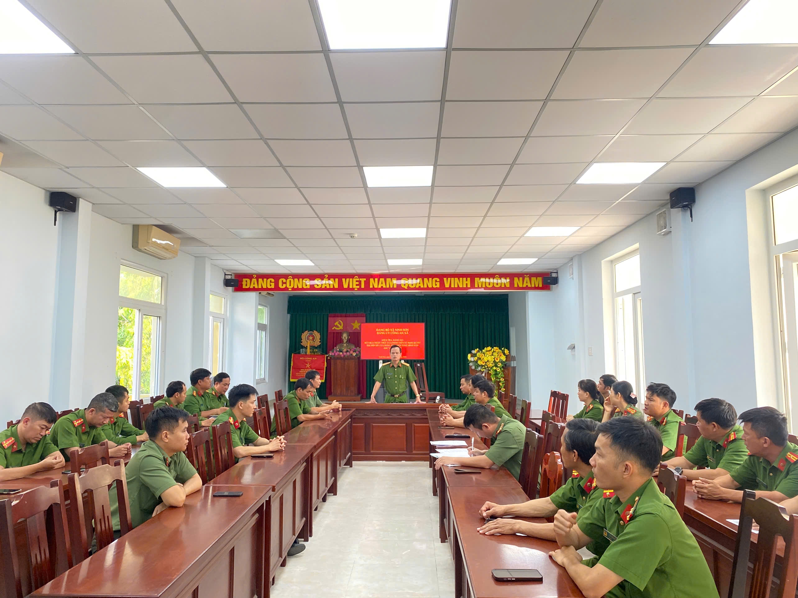 Công an xã Ninh Sơn tổ chức kiểm tra, đánh giá kết quả nhận thức về Nghị quyết Đại hội Đại biểu toàn quốc lần thứ XIV của Đảng trên nền tảng Bình dân học vụ số Công an nhân dân