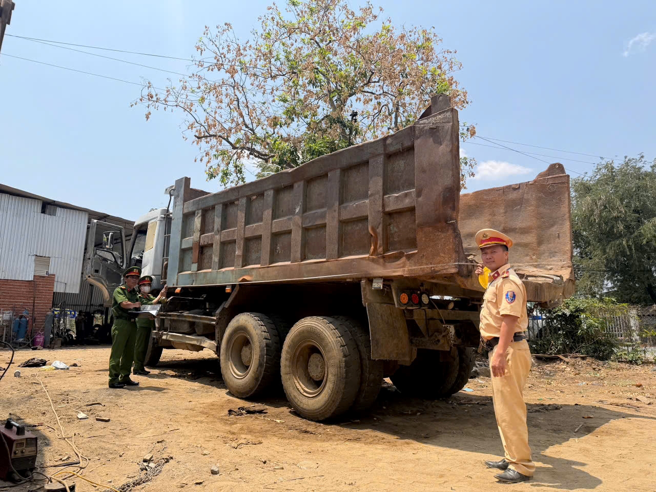 Công an xã Ninh Sơn phối hợp rà soát, kiểm tra phương tiện ô tô tải tự đổ, xe sơ mi rơ moóc tự đổ có trọng tải từ 15 tấn trở lên, bảo đảm trật tự an toàn giao thông