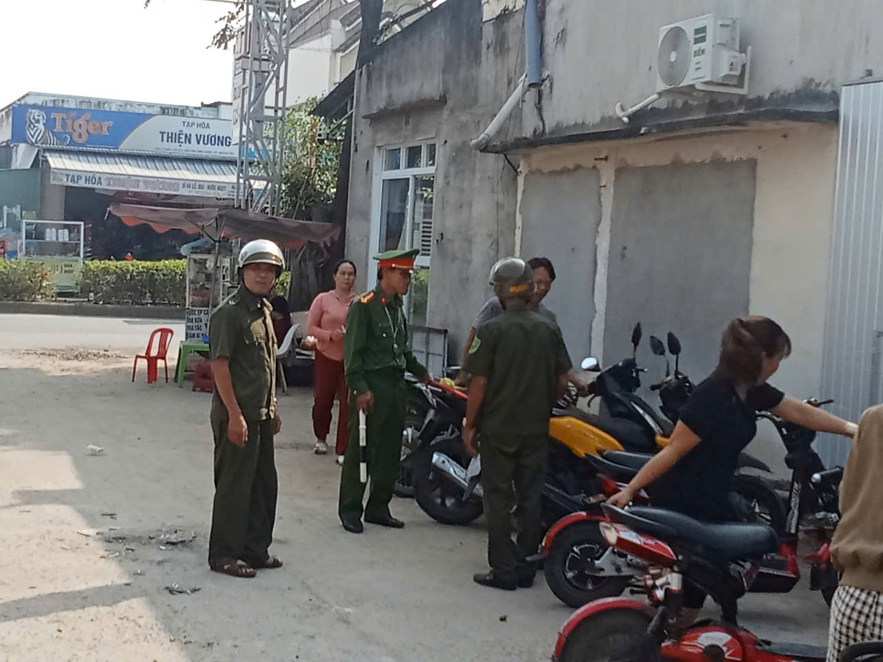 Công an xã Ninh Sơn phối hợp lực lượng an ninh, trật tự cơ sở ra quân xử lý lấn chiếm lòng lề đường, vỉa hè, bảo đảm trật tự công cộng