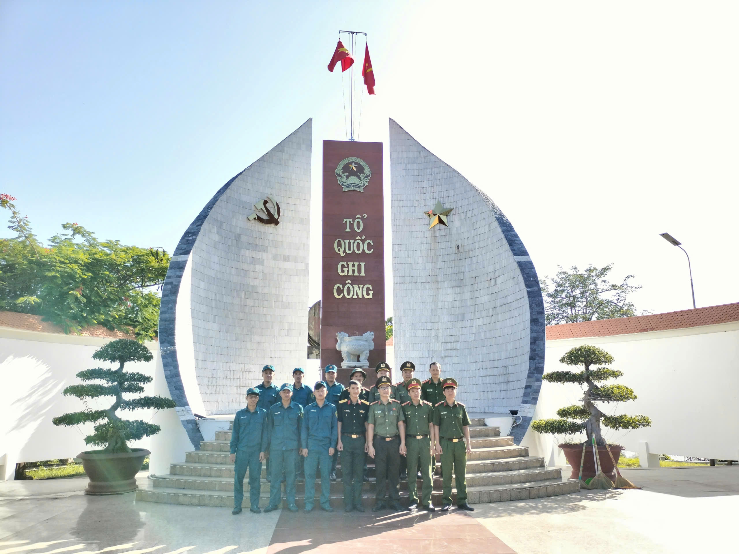 Chi đoàn Công an xã Ninh Sơn ra quân “Ngày Chủ nhật xanh” hướng tới kỷ niệm 79 năm Ngày Thương binh - Liệt sĩ (27/7/1947 - 27/7/2026)