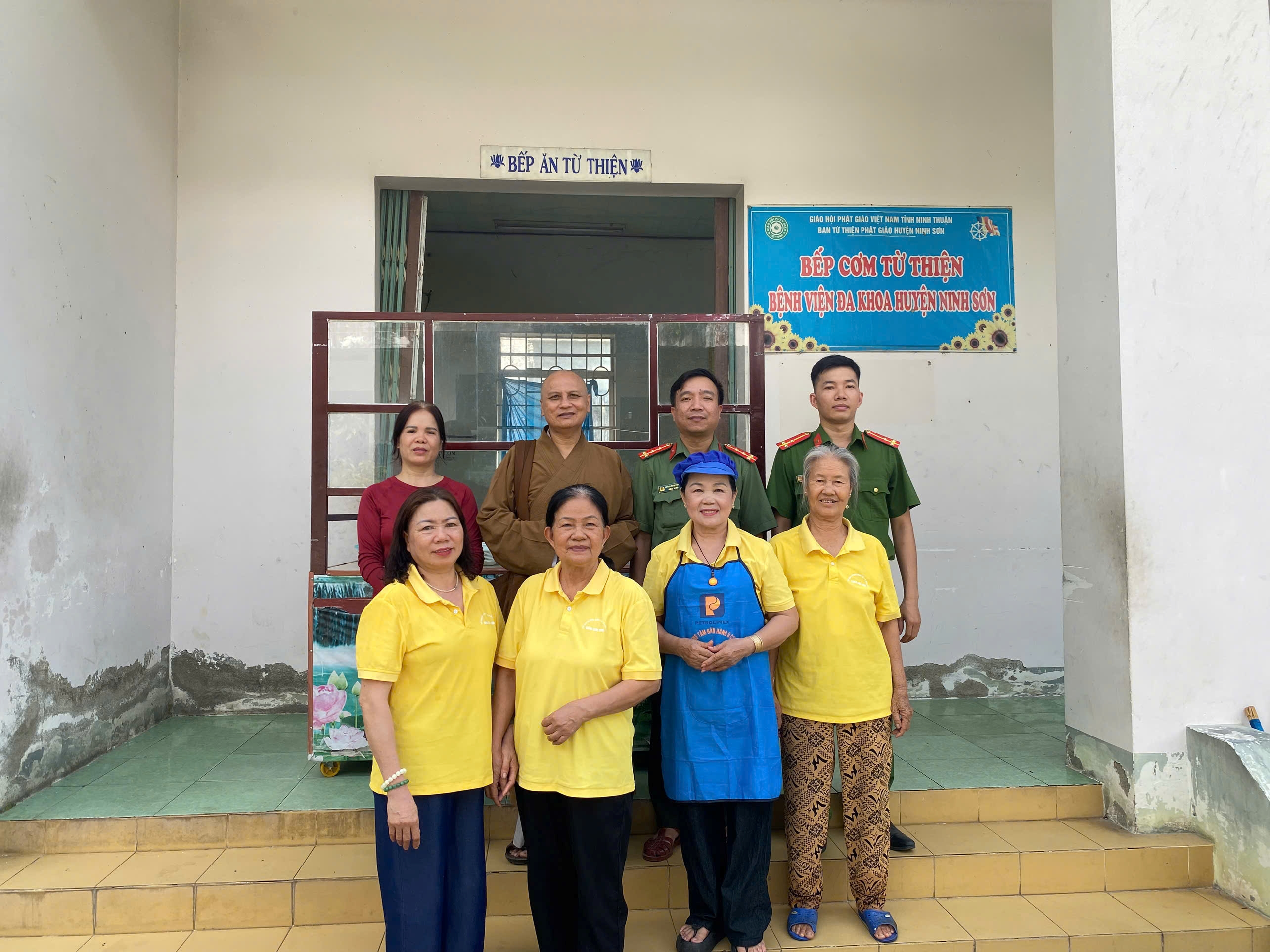 Chi đoàn Công an xã Ninh Sơn phối hợp Chùa Tân Sơn duy trì “Bếp cơm từ thiện”, lan tỏa tinh thần vì Nhân dân phục vụ