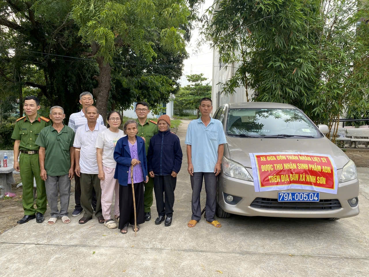Công an xã Ninh Sơn hỗ trợ thân nhân liệt sĩ chưa xác định được danh tính thực hiện thu nhận mẫu sinh phẩm ADN