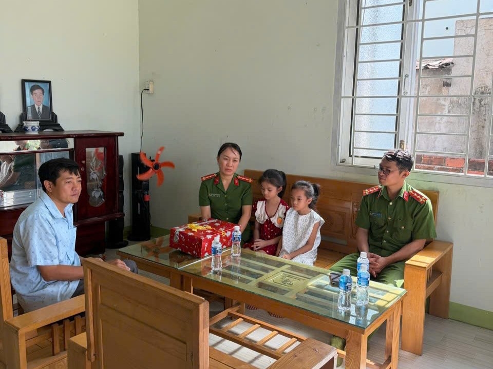 Công an xã Ninh Sơn thăm hỏi, tặng quà học sinh được nhận đỡ đầu nhân dịp năm học mới 2026 – 2027