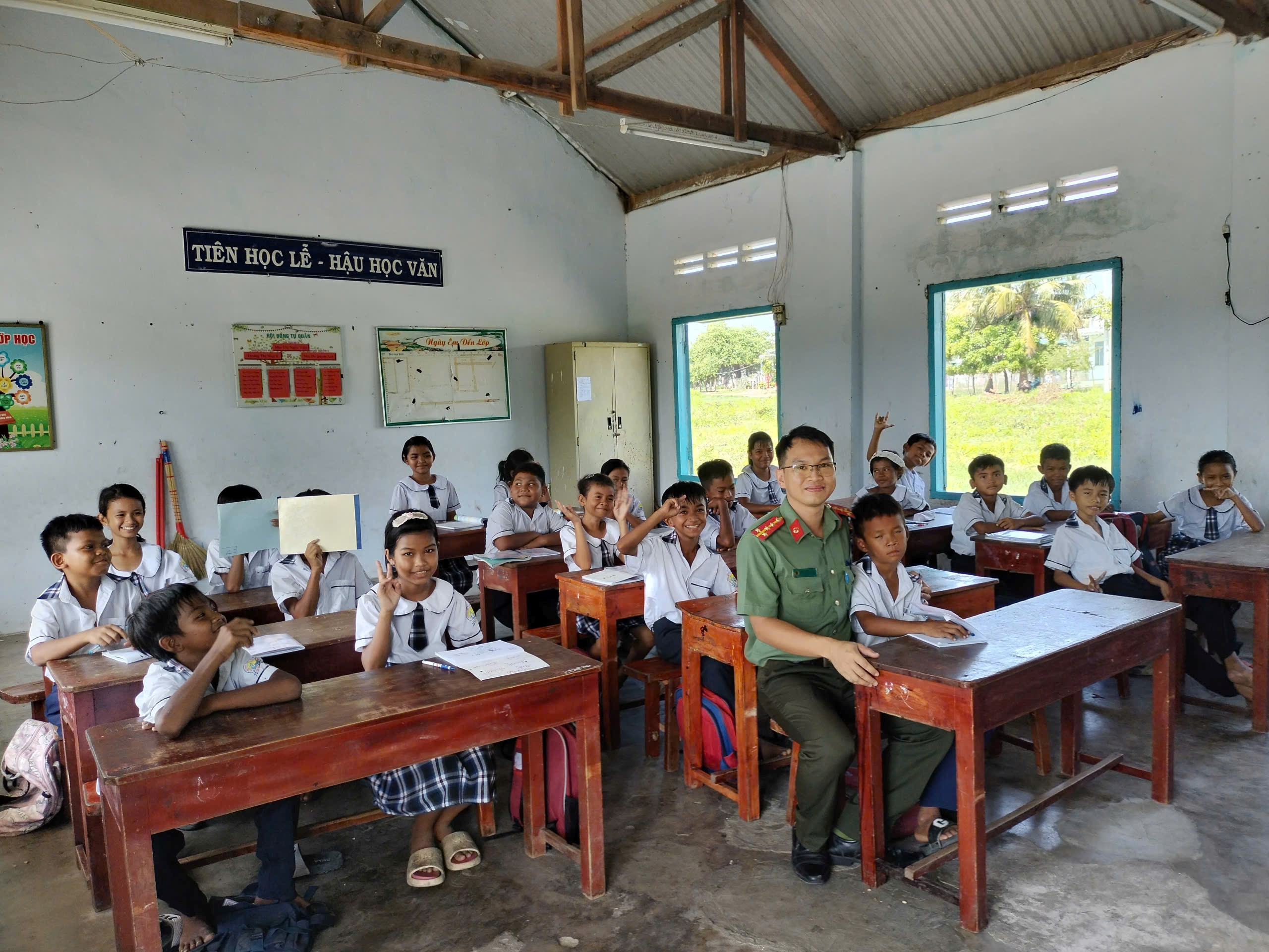 Công an xã Ninh Sơn tuyên truyền, rà soát trẻ em khó khăn có nhu cầu học tại Trường Văn hóa CAND V trên địa bàn xã