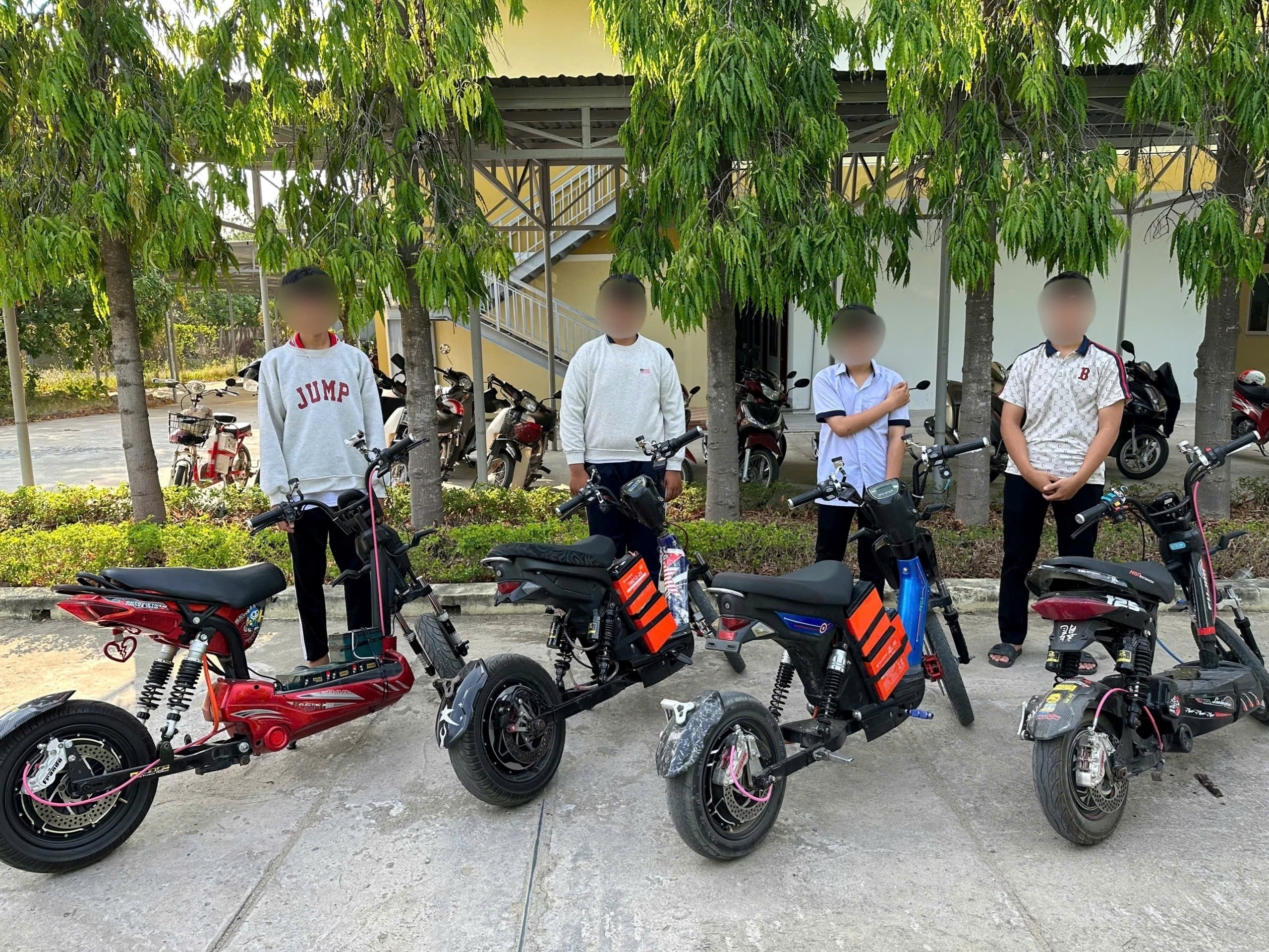 Công an xã Ninh Sơn tăng cường kiểm tra, xử lý vi phạm độ chế xe đạp điện, xe máy điện trên địa bàn xã