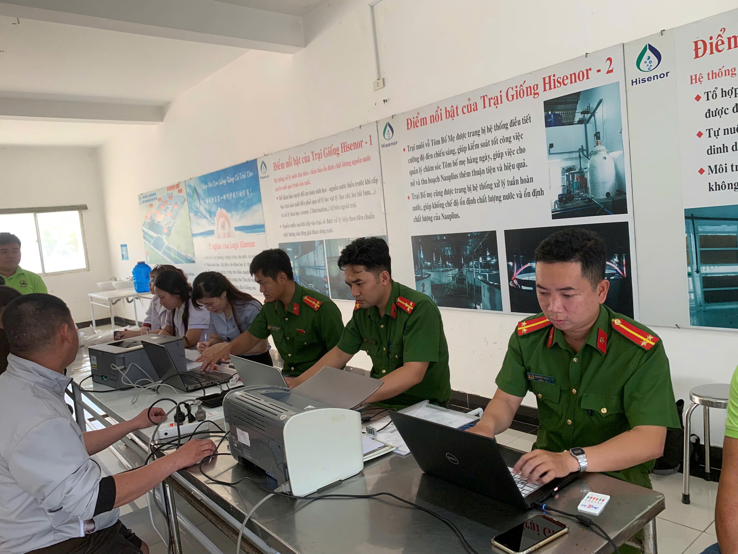 Công an xã Phước Dinh tổ chức xét nghiệm ma túy cho người lao động tại doanh nghiệp, góp phần bảo đảm an ninh trật tự trên địa bàn