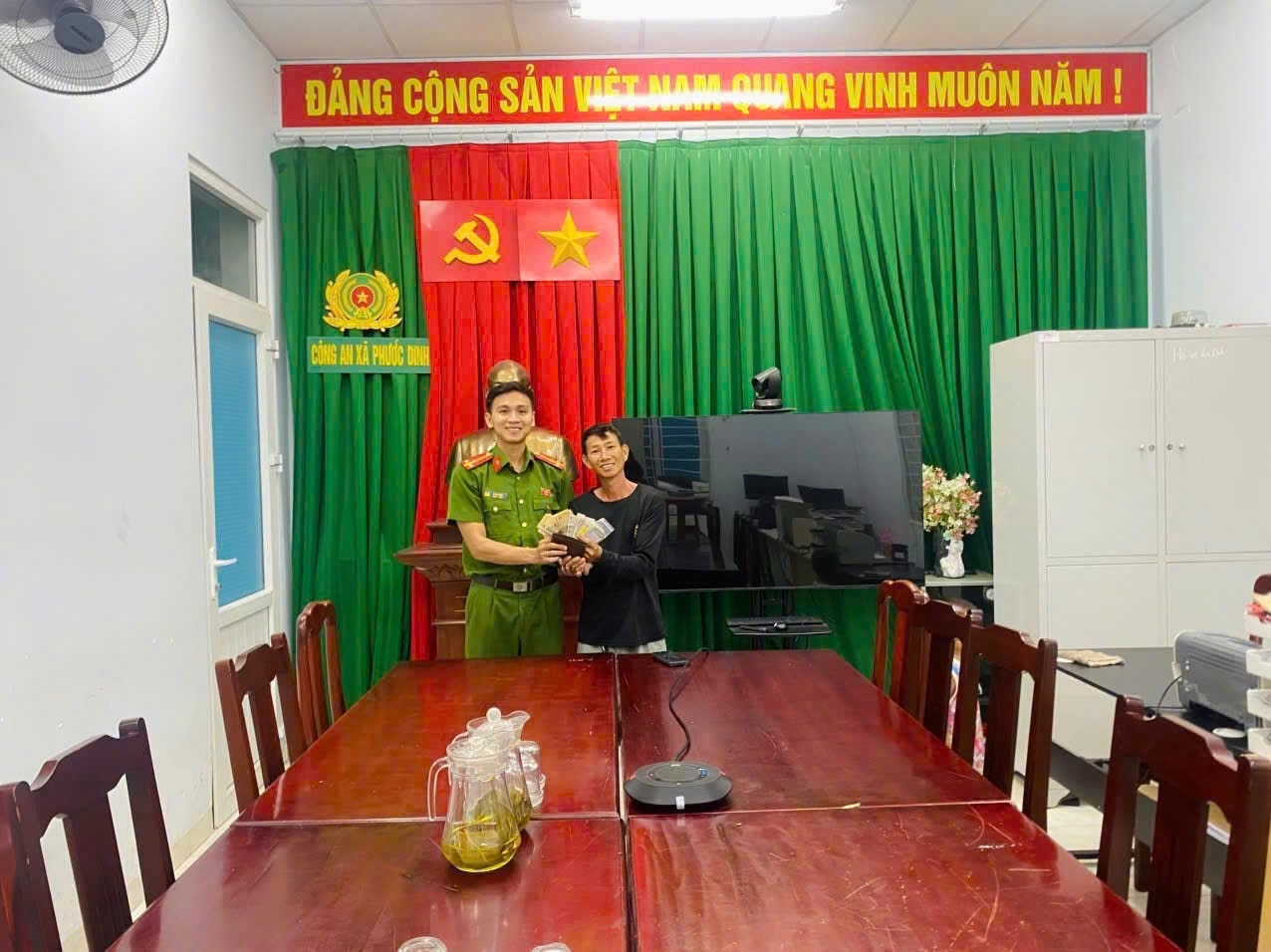 Công an xã Phước Dinh hỗ trợ trao trả ví tiền cùng nhiều giấy tờ cho người đánh rơi