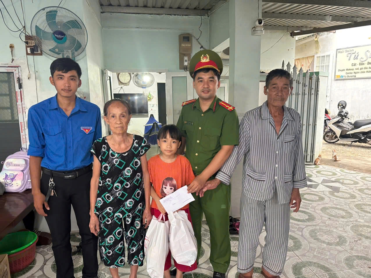 Công an xã Phước Dinh thăm hỏi, động viên các em thiếu nhi nhận đỡ đầu