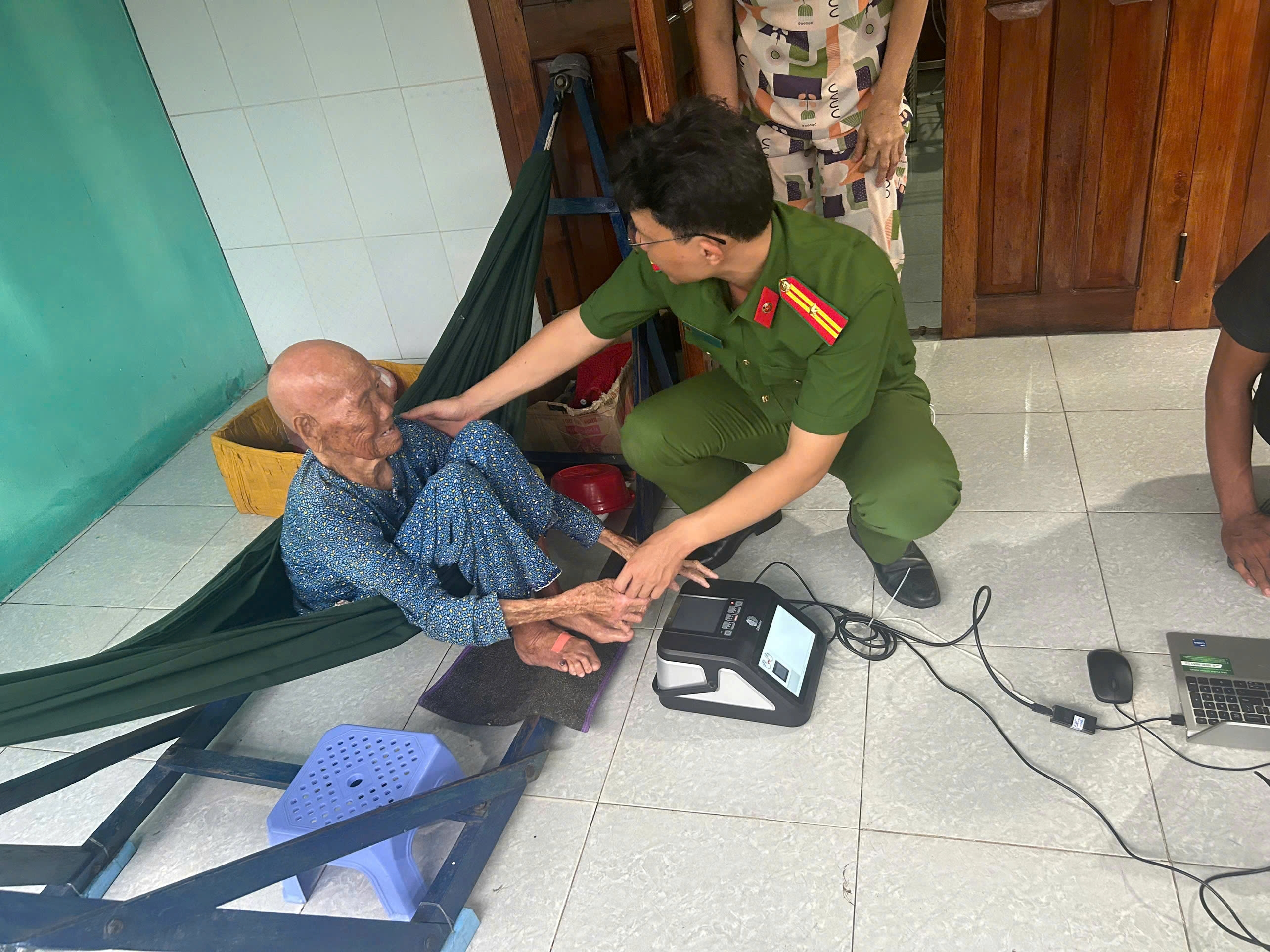 Công an xã Phước Dinh cấp căn cước lưu động tại nhà cho công dân già yếu, bệnh tật