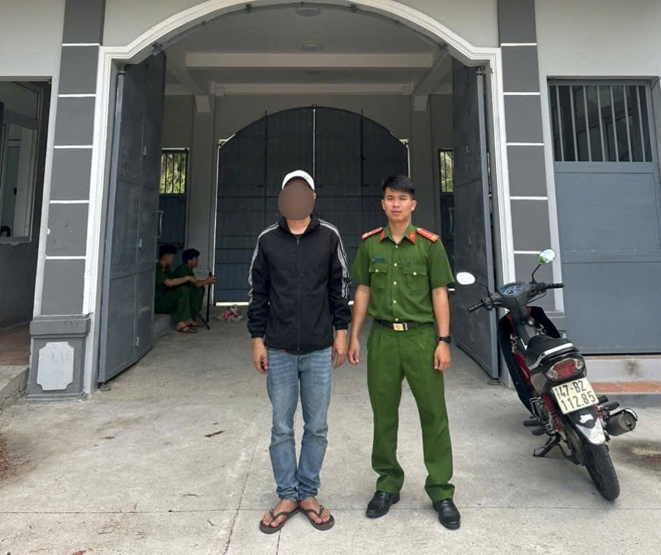 Công an xã Phước Dinh tống đạt quyết định buộc người chấp hành án treo thi hành hình phạt tù
