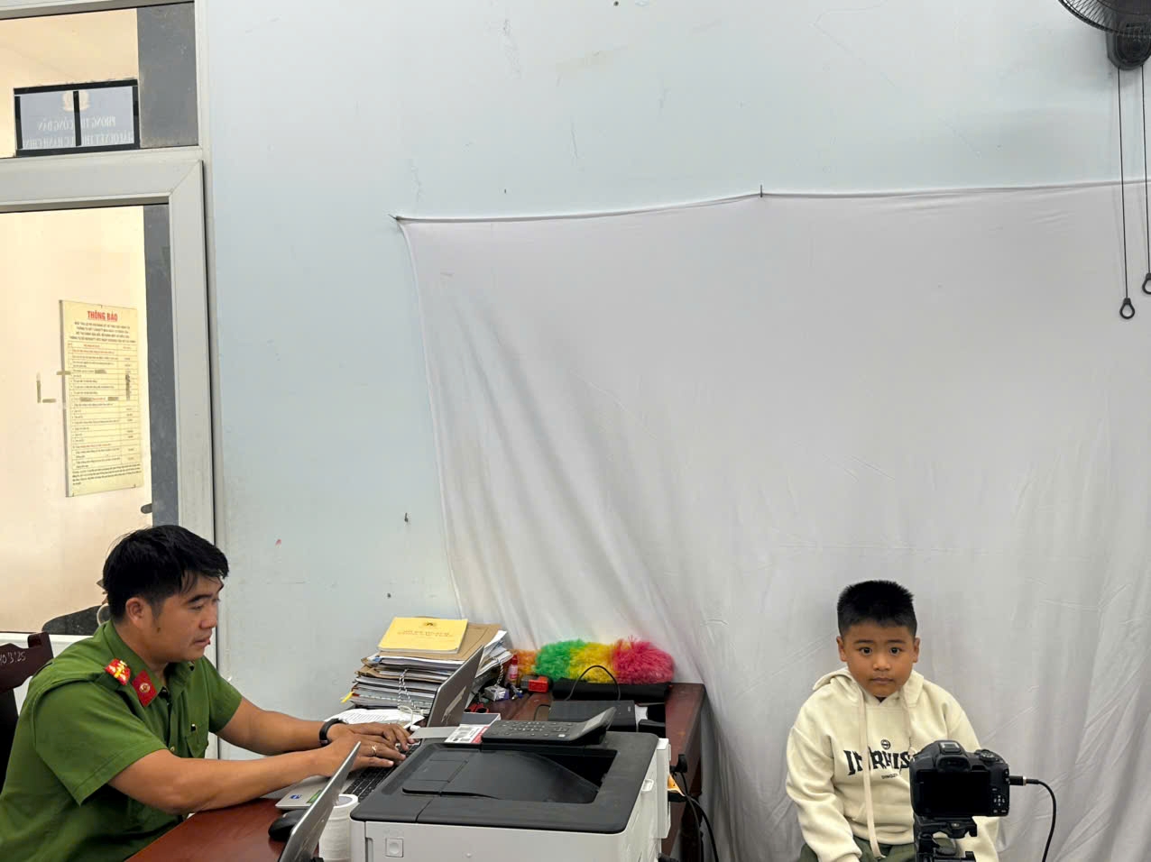 Công an xã Phước Dinh đẩy mạnh cấp căn cước, định danh điện tử mức độ 2 phục vụ quản lý sức khỏe toàn dân