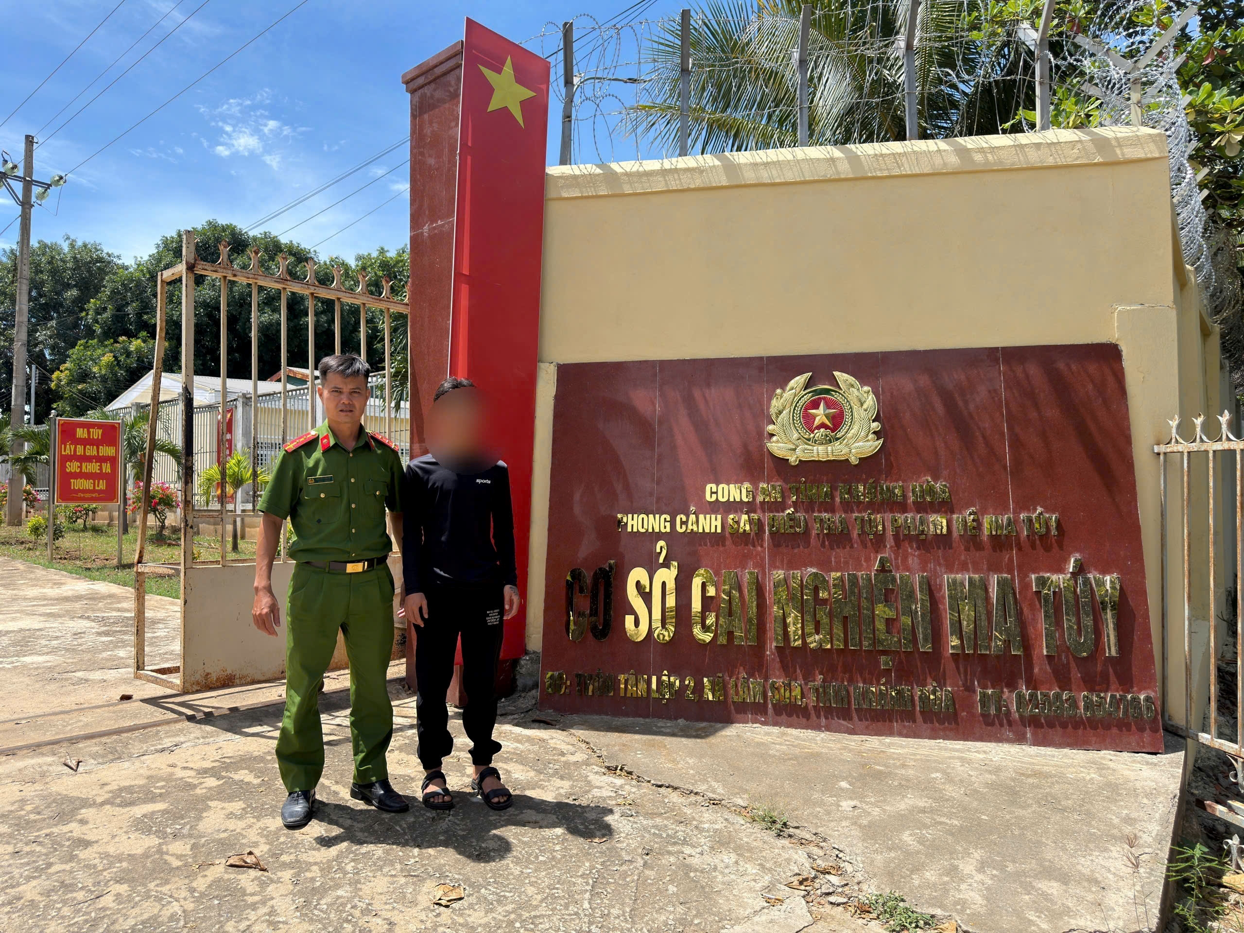 Công an xã Phước Dinh lập hồ sơ đưa đối tượng nghiện ma túy vào cơ sở cai nghiện bắt buộc