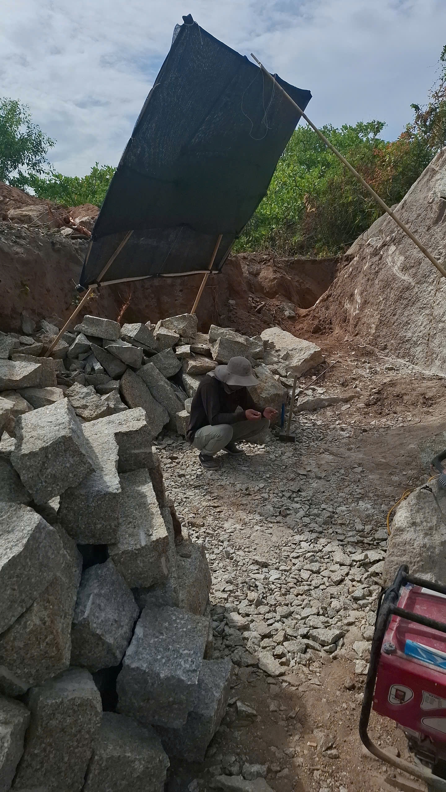 Công an xã Phước Dinh phát hiện vụ việc có dấu hiệu khai thác đá trái quy định