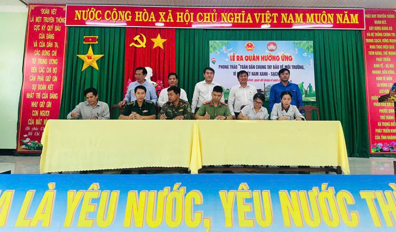 Công an xã Phước Dinh hưởng ứng phong trào “Toàn dân chung tay bảo vệ môi trường, vì một Việt Nam xanh - sạch - đẹp”