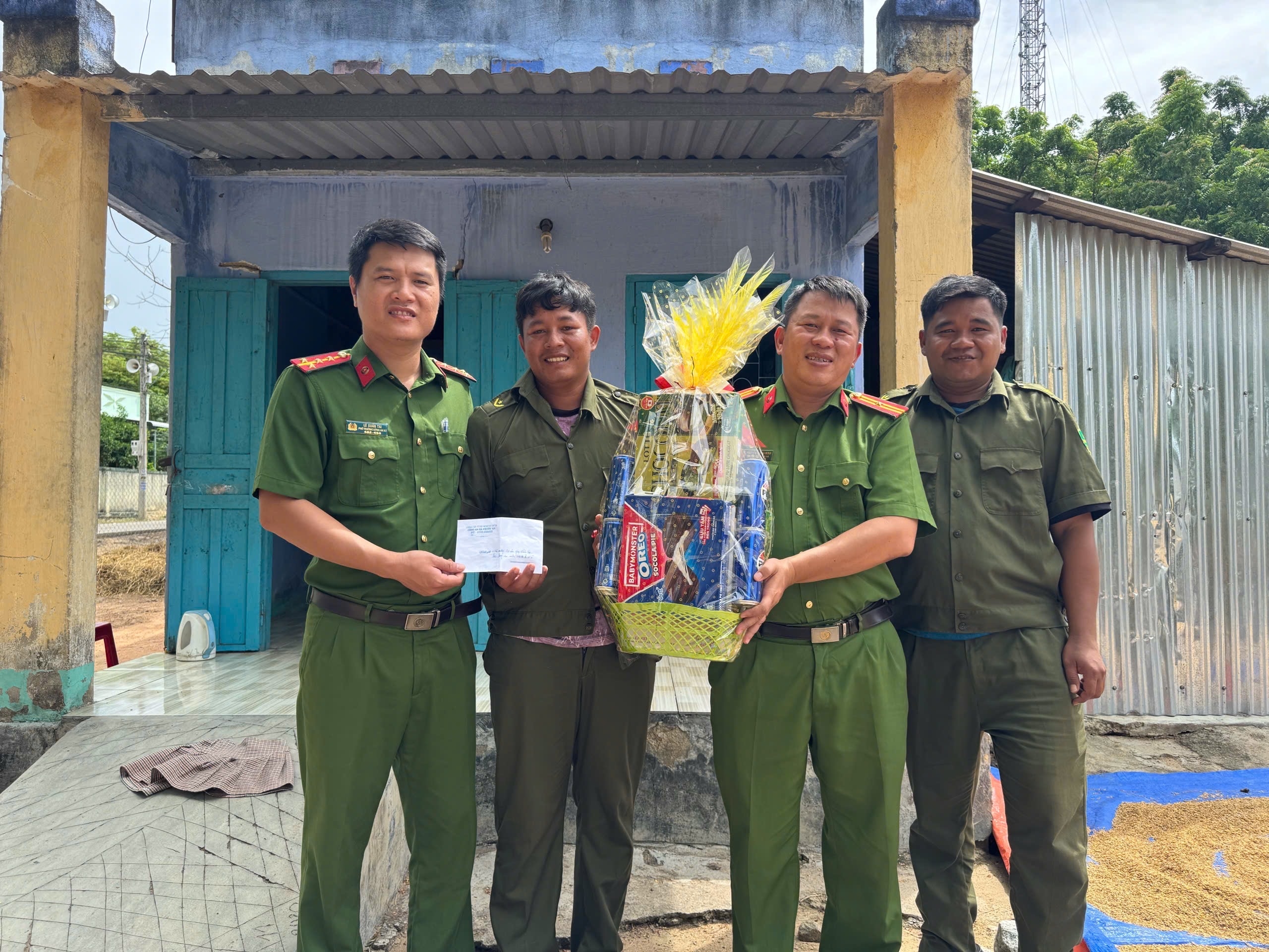 Ấm tình đồng đội nhân kỷ niệm 02 năm Ngày thành lập lực lượng tham gia bảo vệ an ninh, trật tự ở cơ sở