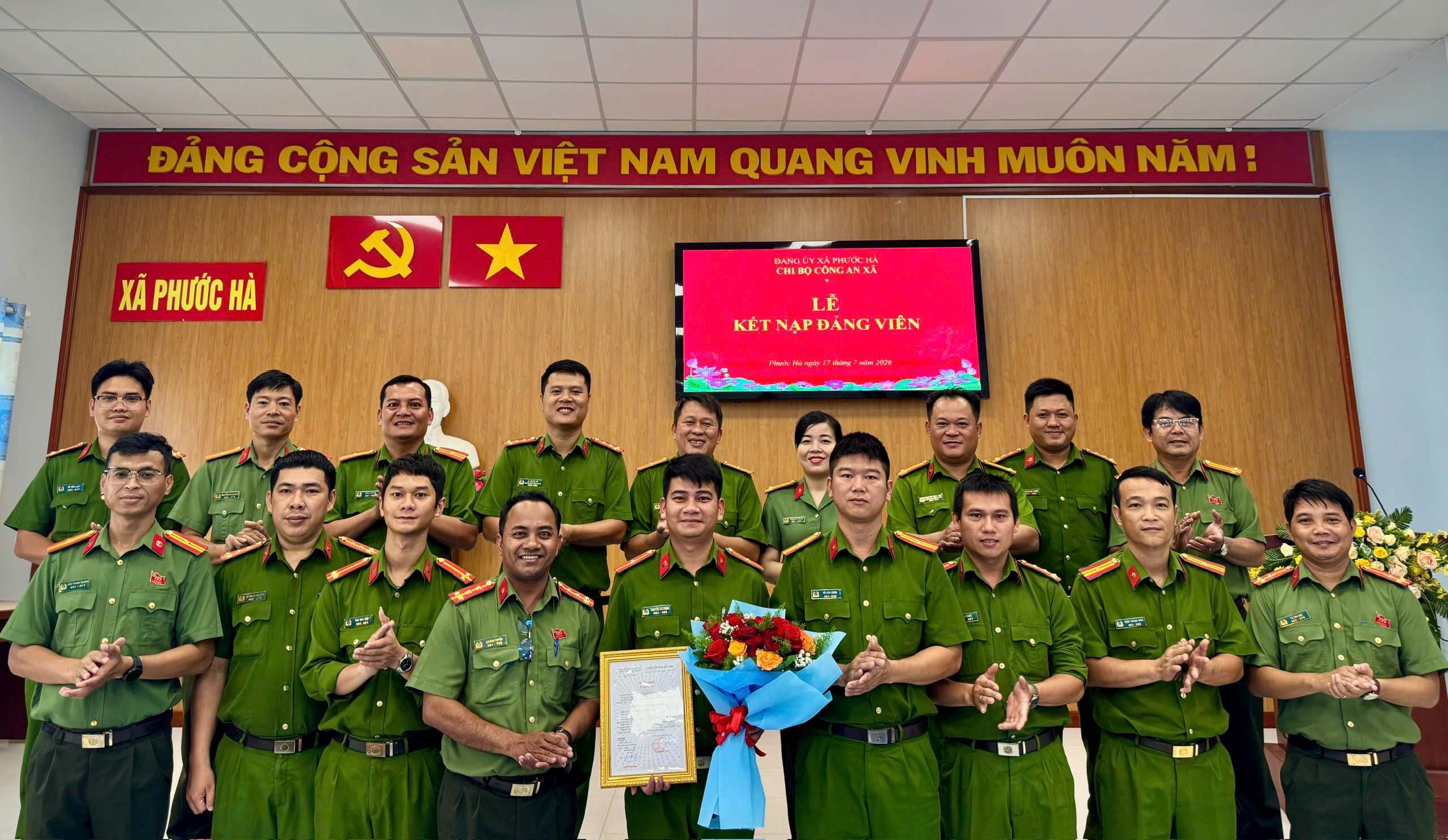 Chi bộ Công an xã Phước Hà tổ chức Lễ kết nạp Đảng viên cho quần chúng ưu tú