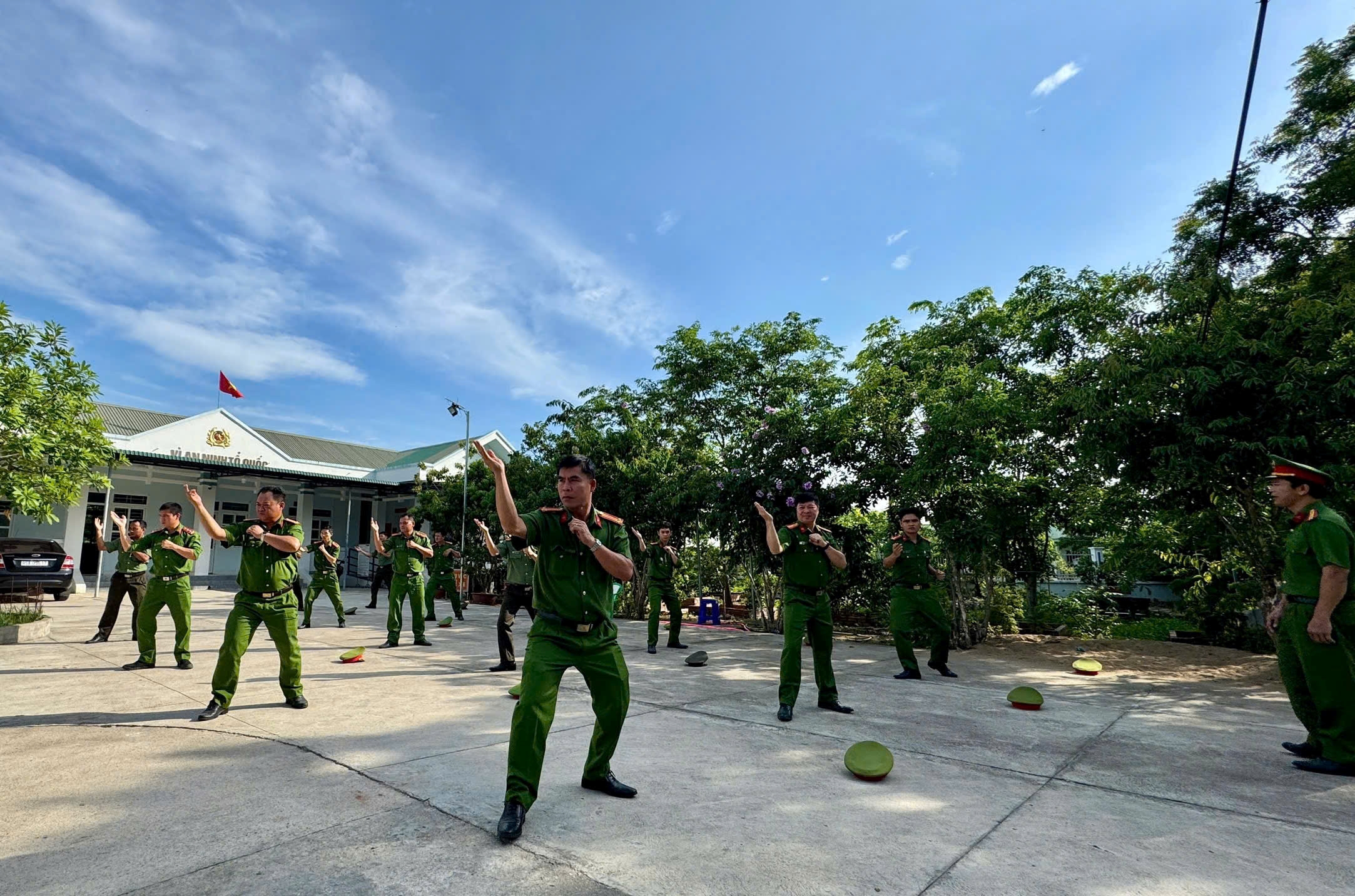 Công an xã Phước Hà tích cực tham gia tập huấn điều lệnh, quân sự, võ thuật Công an nhân dân năm 2026
