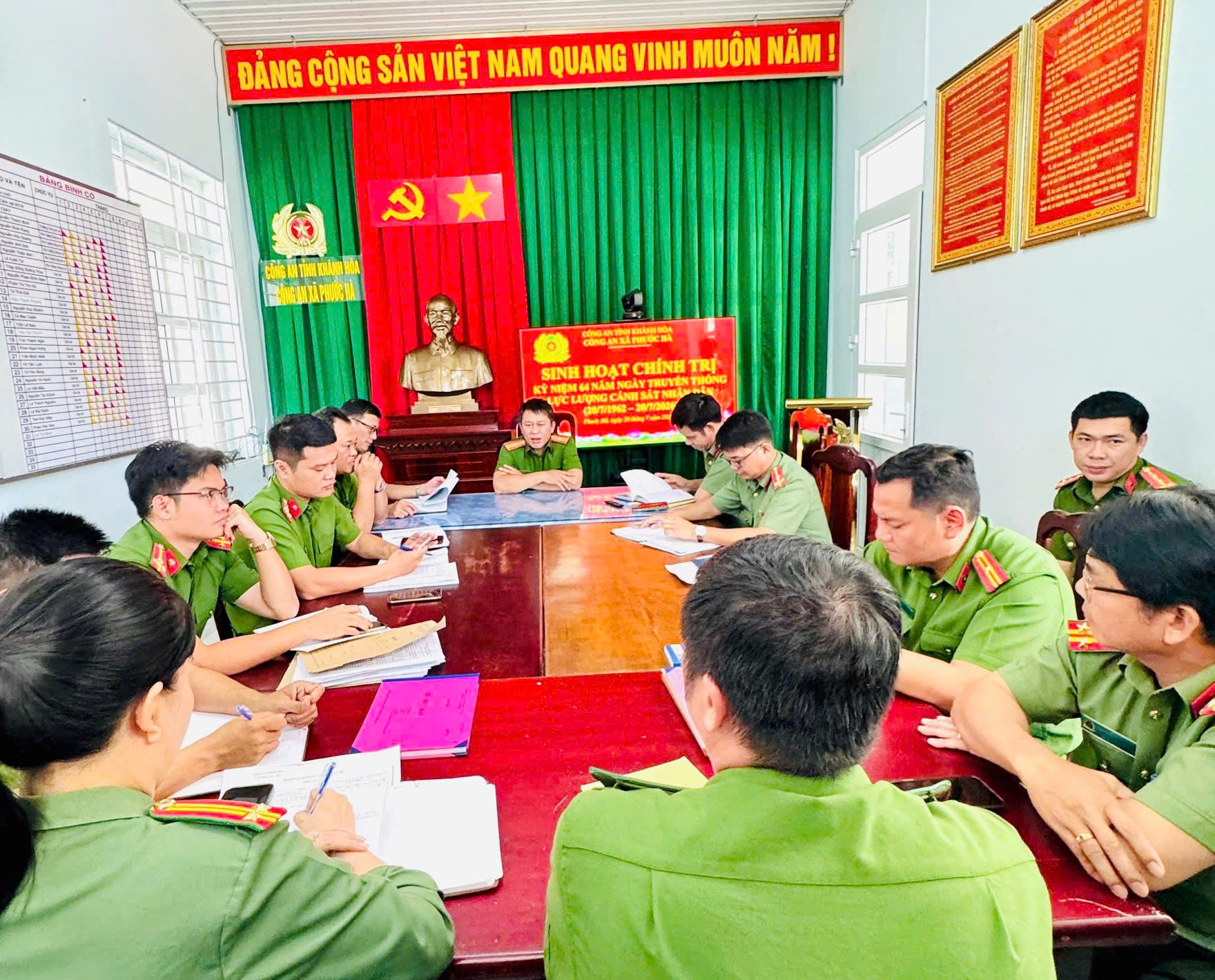 Công an xã Phước Hà sinh hoạt chính trị kỷ niệm 64 năm Ngày truyền thống lực lượng Cảnh sát nhân dân