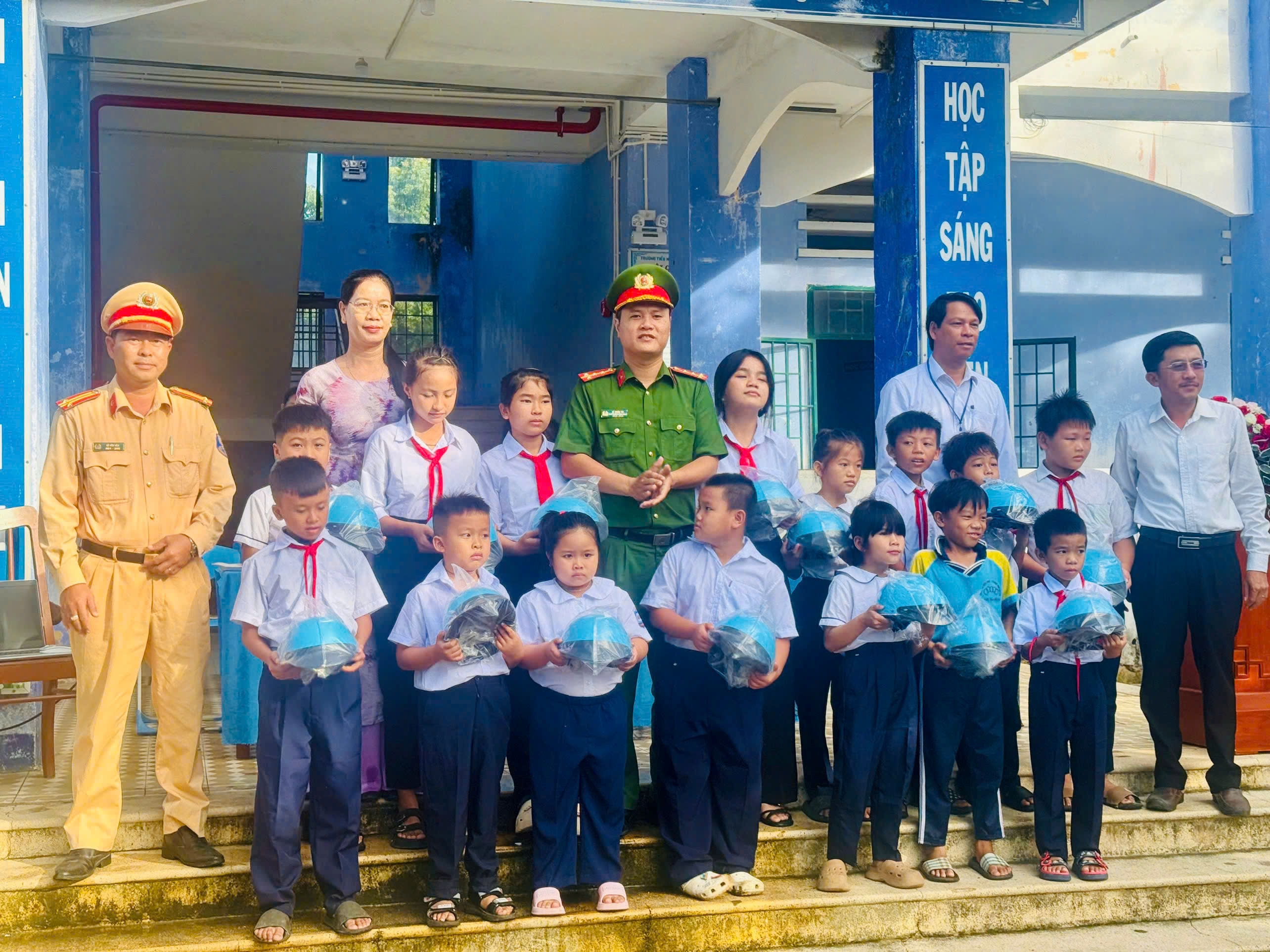 Công an xã Phước Hà phối hợp tuyên truyền giao thông cho hơn 600 em học sinh trên địa bàn