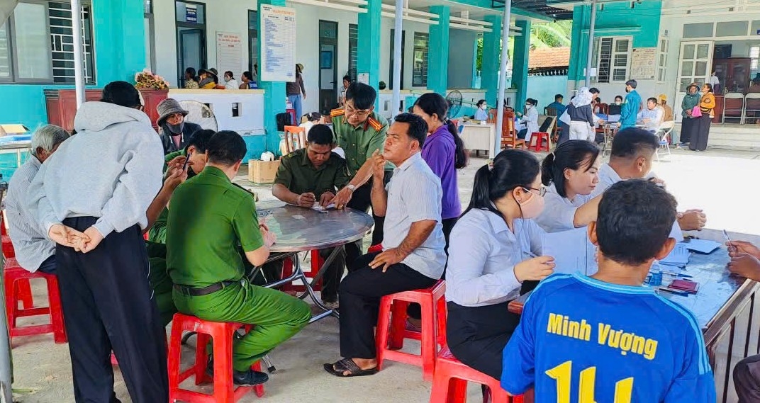 Công an xã Phước Hà đảm bảo an ninh, trật tự, phối hợp hướng dẫn người dân tham gia khám sức khỏe